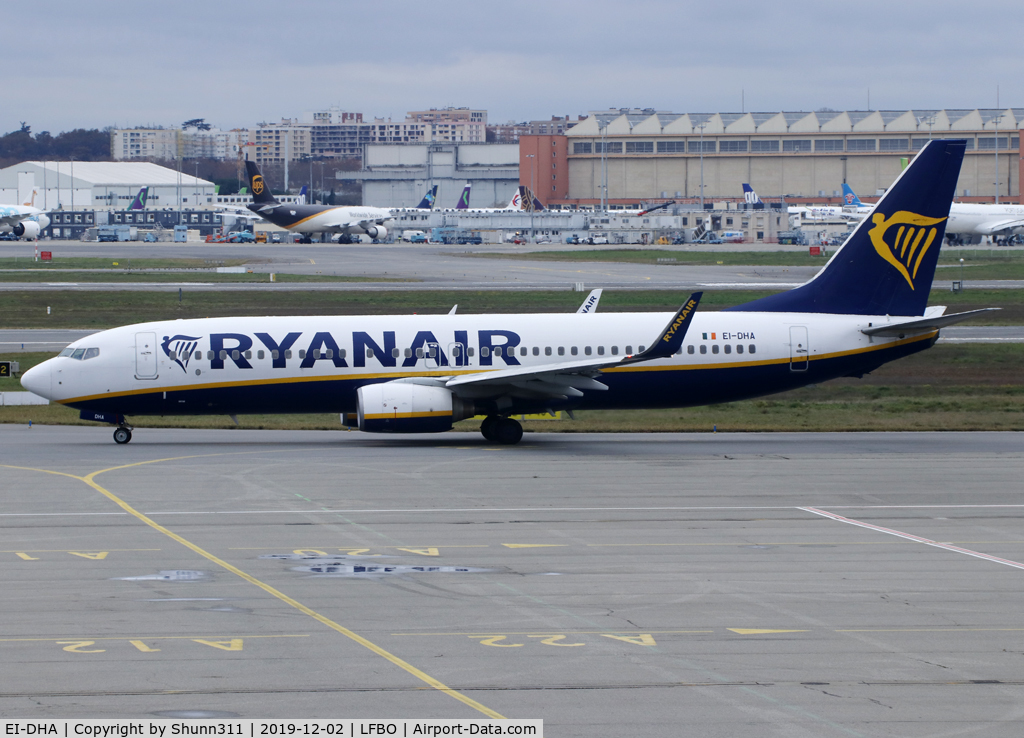 EI-DHA, 2005 Boeing 737-8AS C/N 33571, Lining up rwy 32R from November 2 fort departure...