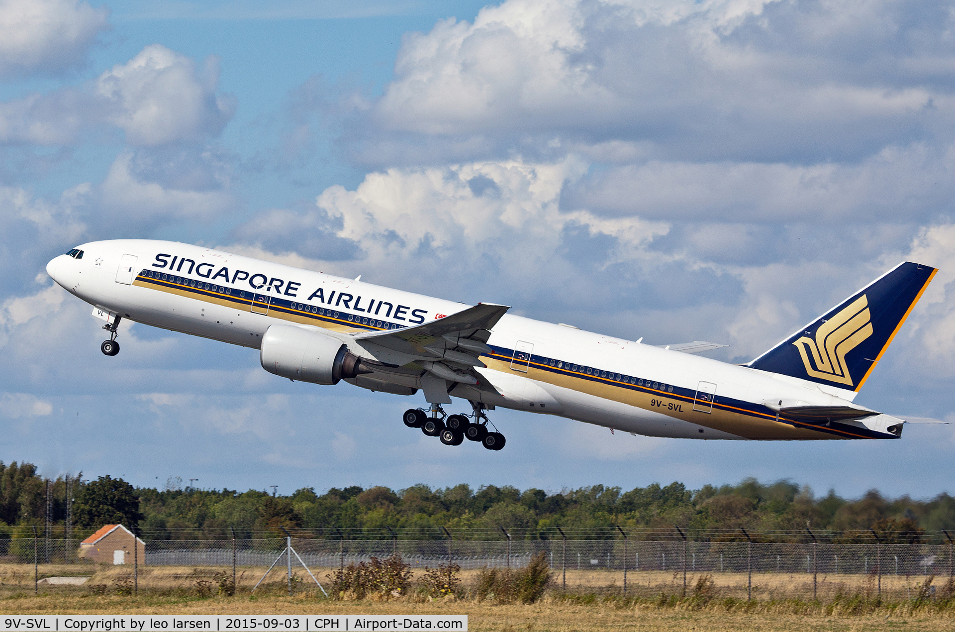 9V-SVL, 2002 Boeing 777-212/ER C/N 32336, Copenhagen 3.9.2015 T/O R-22R