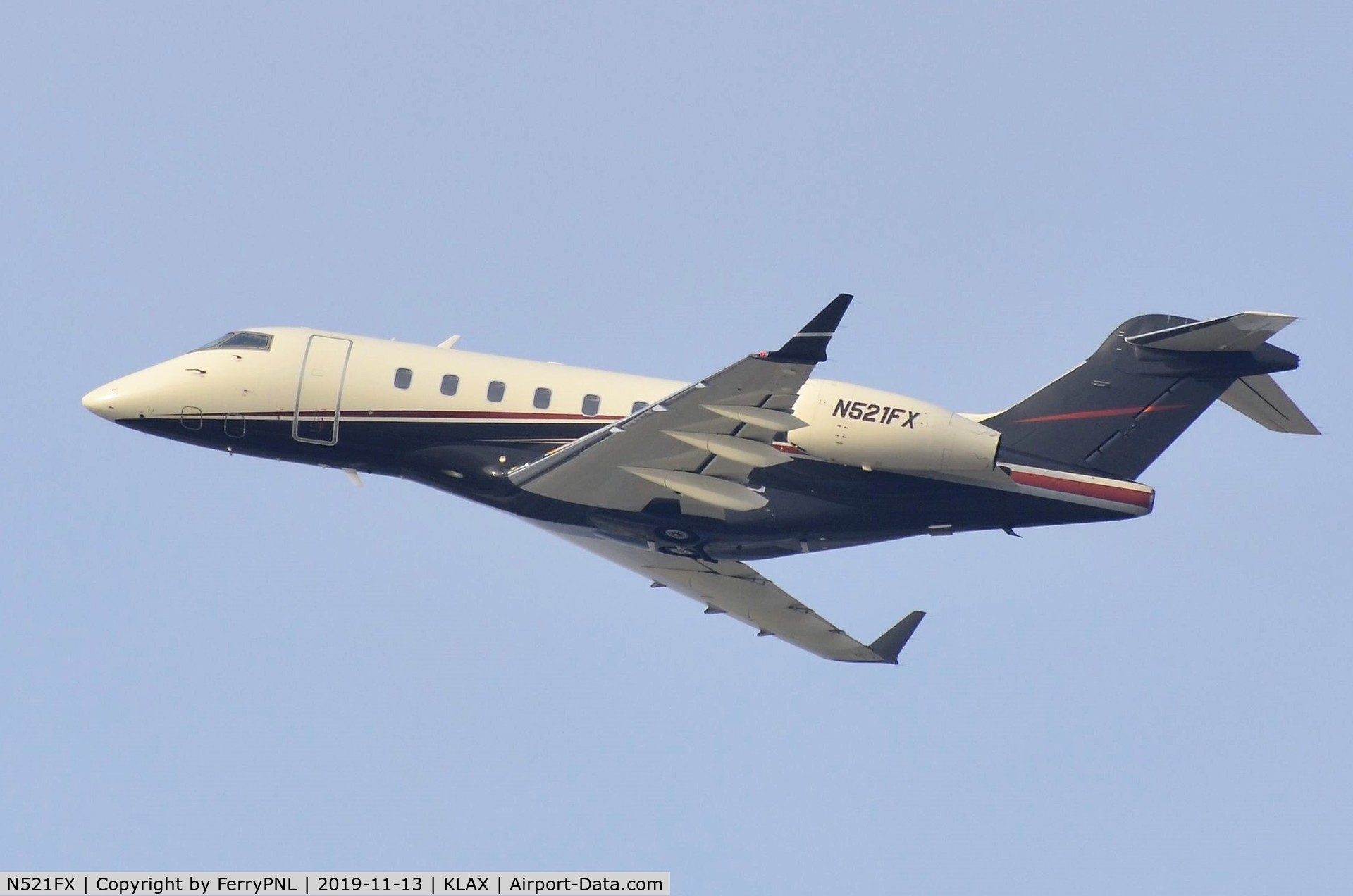 N521FX, 2005 Bombardier Challenger 300 (BD-100-1A10) C/N 20057, Flexjet CL330 departing