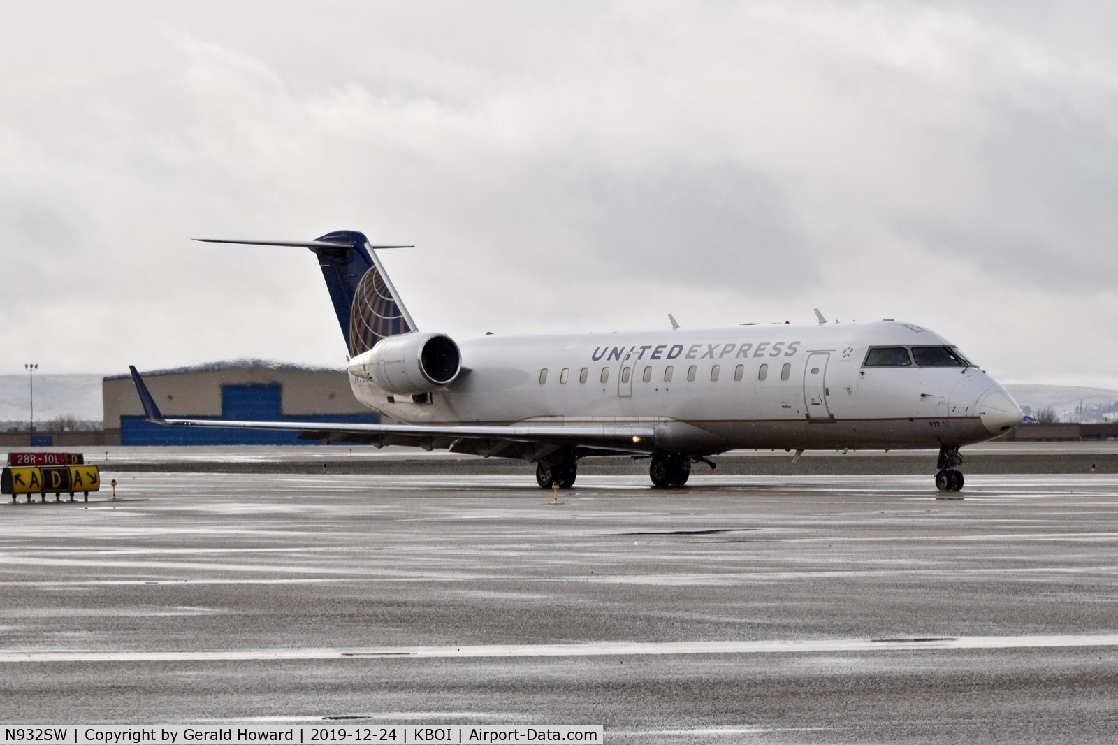 N932SW, 2002 Bombardier CRJ-200LR (CL-600-2B19) C/N 7714, Taxiing to the gate.