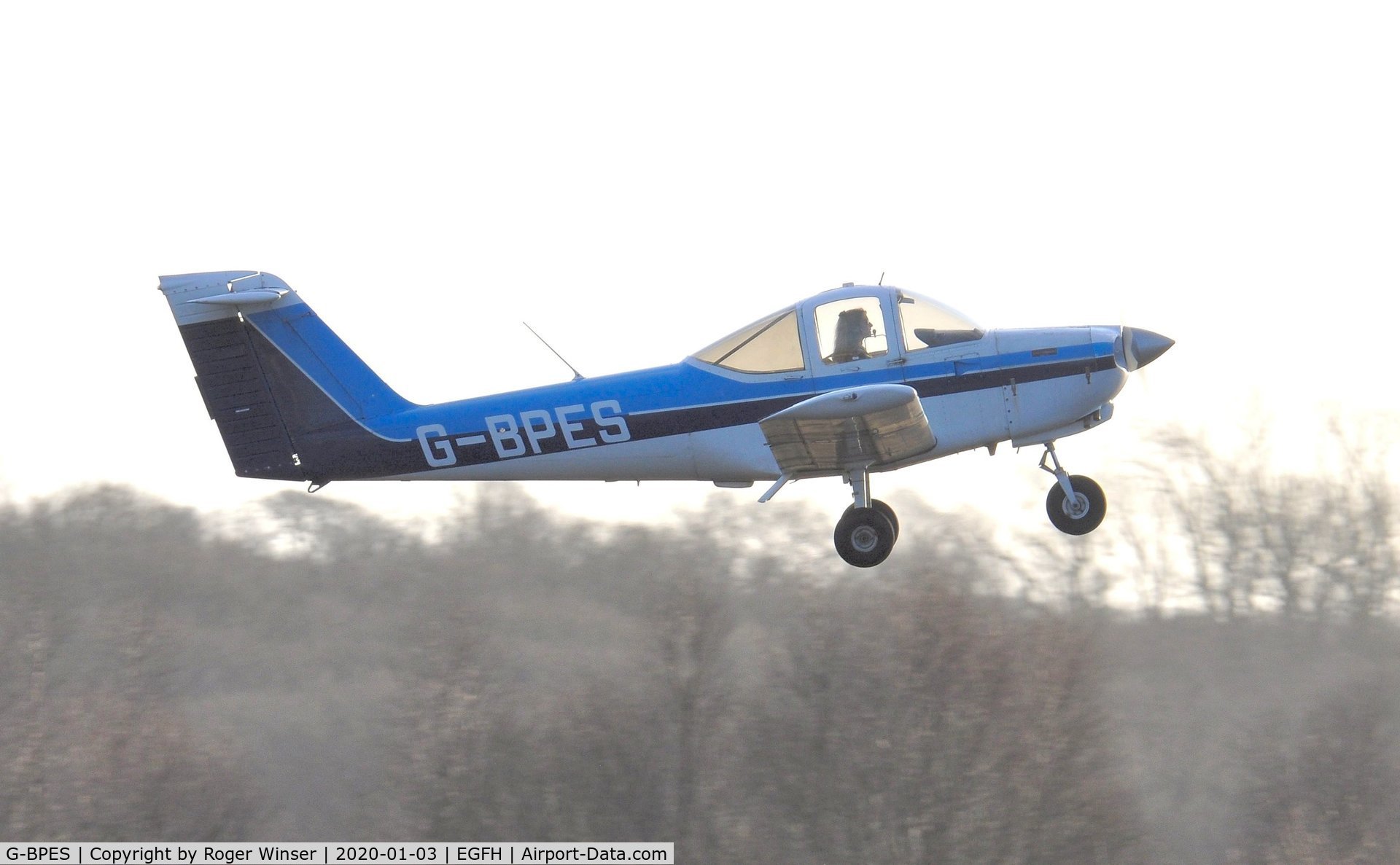 G-BPES, 1981 Piper PA-38-112 Tomahawk Tomahawk C/N 38-81A0064, Visiting Tomahawk departing Runway 28.