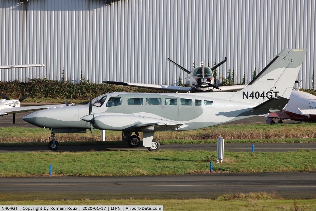 N404GT, 1978 Cessna 404 Titan C/N 404-0640, Taxiing
