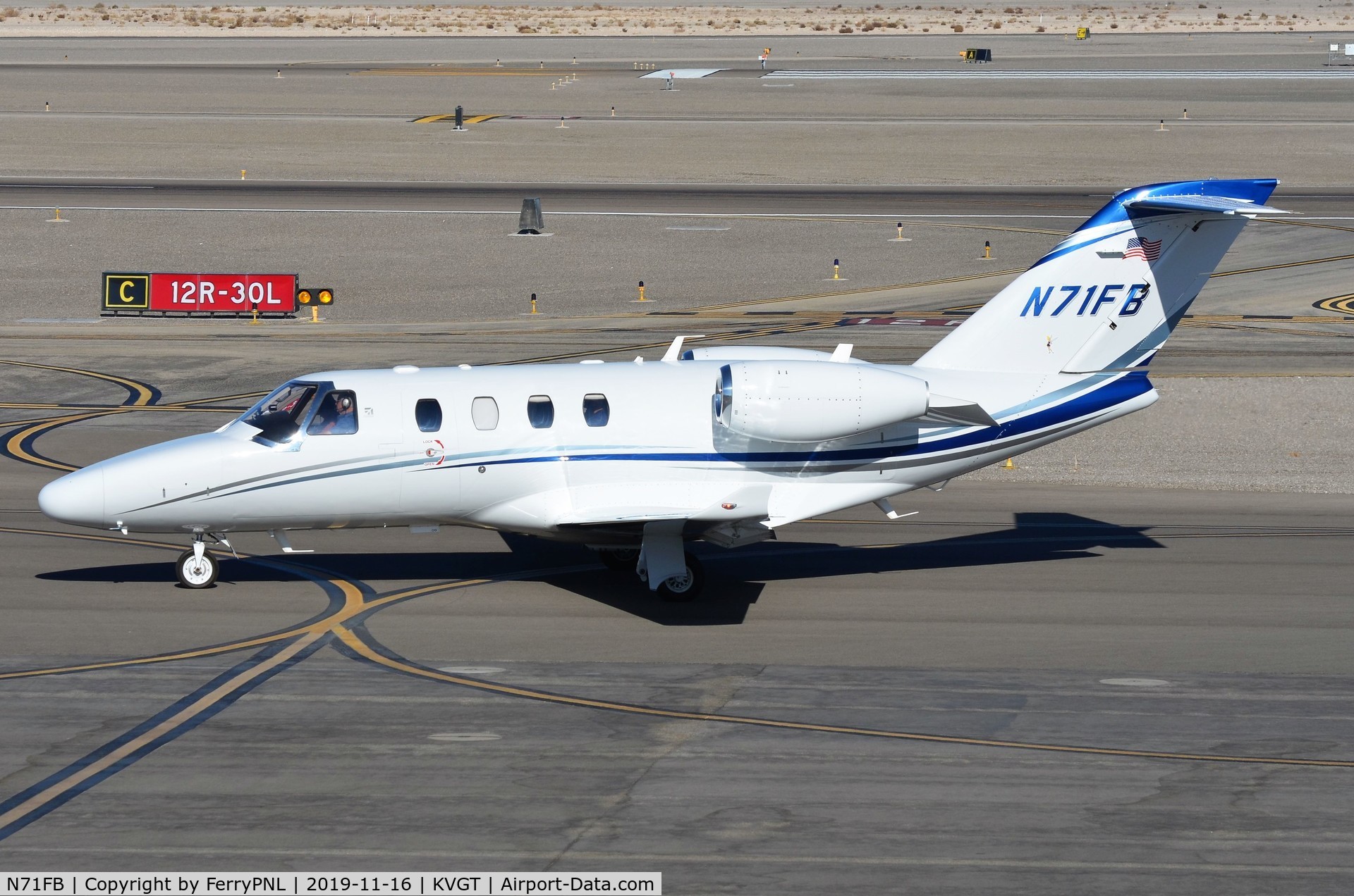 N71FB, 2013 Cessna 525 Citation M2 C/N 525-0812, Ce525M2 taxying for departure