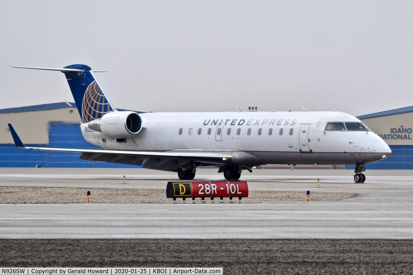 N926SW, 2002 Bombardier CRJ-200LR (CL-600-2B19) C/N 7687, Taxiing on Delta.
