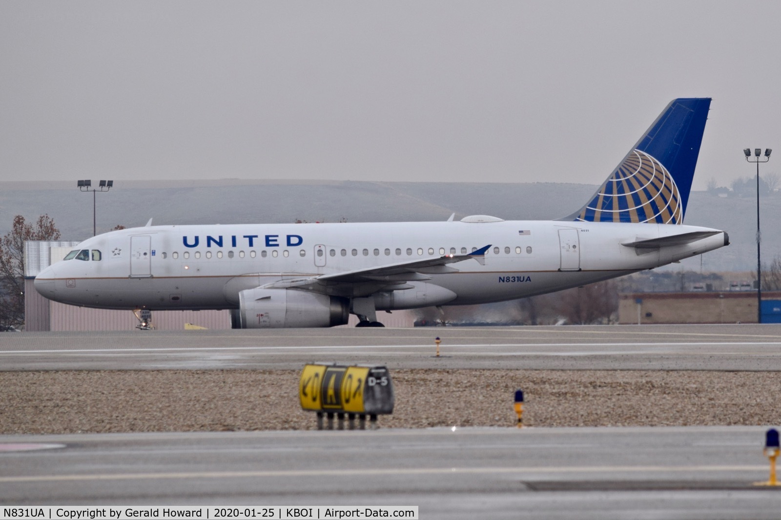 N831UA, 2000 Airbus A319-131 C/N 1291, Landing roll out on 10R.