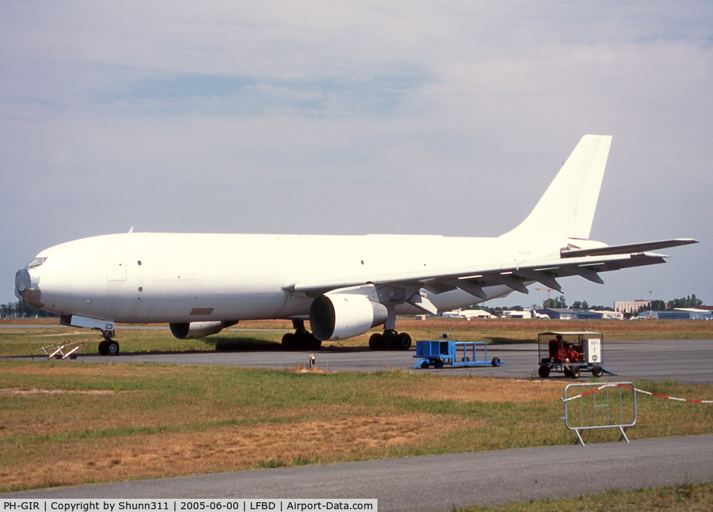 PH-GIR, Airbus A300B4-2C C/N 042, Stored @ LFBD and waiting his scrapping process... All white without titles...