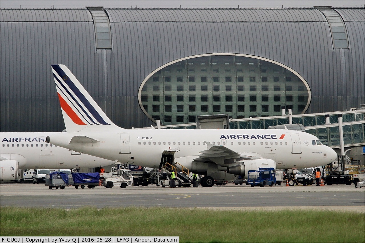 F-GUGJ, 2005 Airbus A318-111 C/N 2582, Airbus A318-111, Boarding E terminal, Roissy Charles De Gaulle airport (LFPG-CDG)