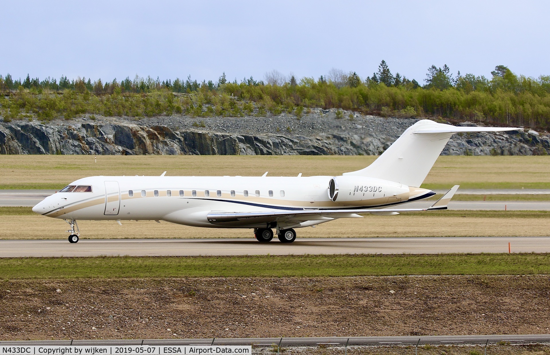 N433DC, 2006 Bombardier Challenger 300 (BD-100-1A10) C/N 20133, Taxiway W