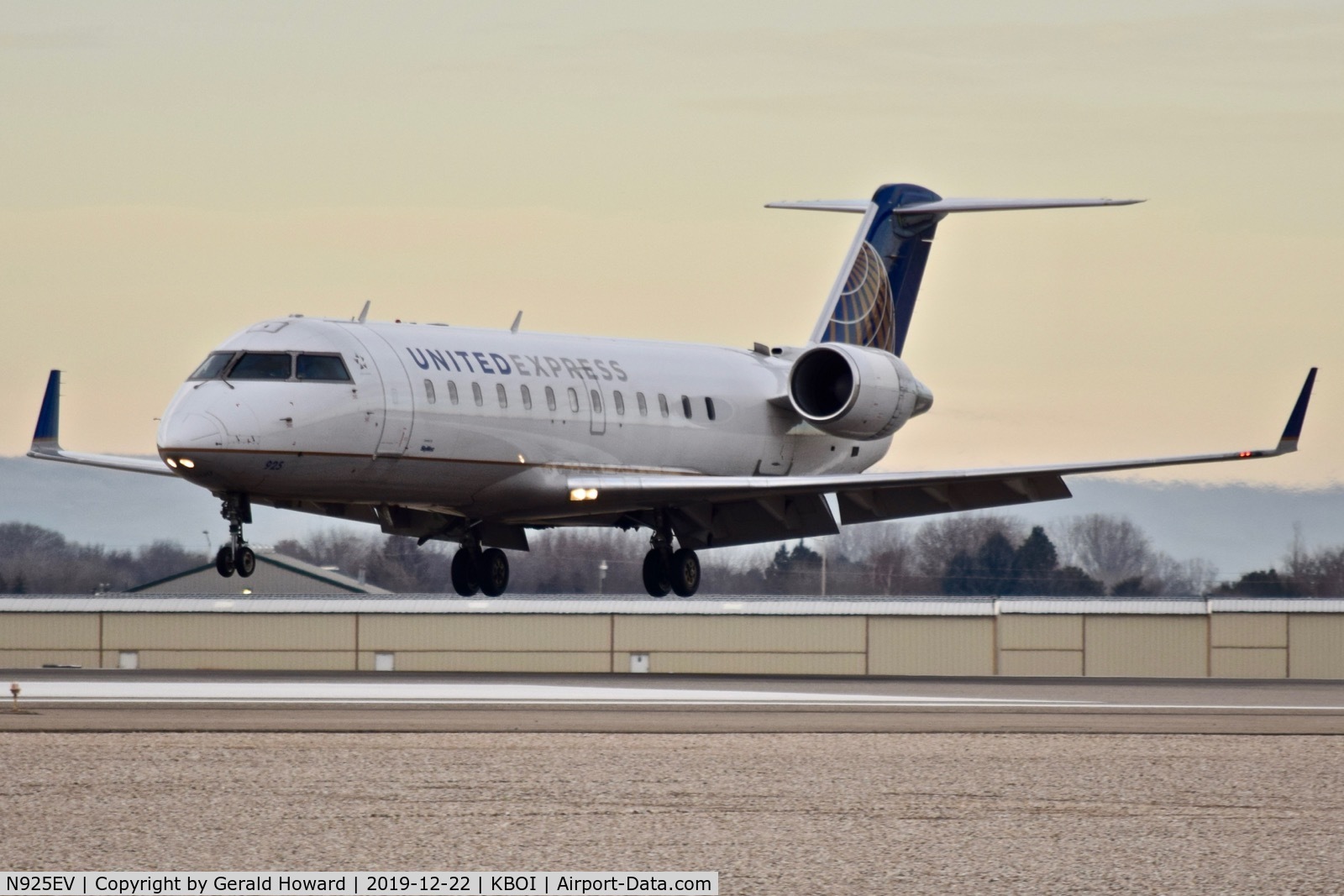 N925EV, 2003 Bombardier CRJ-200ER (CL-600-2B19) C/N 7831, Landing 10L.