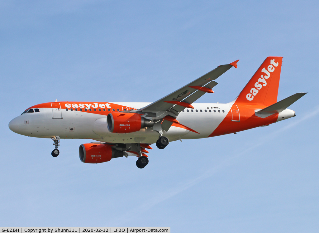 G-EZBH, 2006 Airbus A319-111 C/N 2959, Landing rwy 32L in new c/s