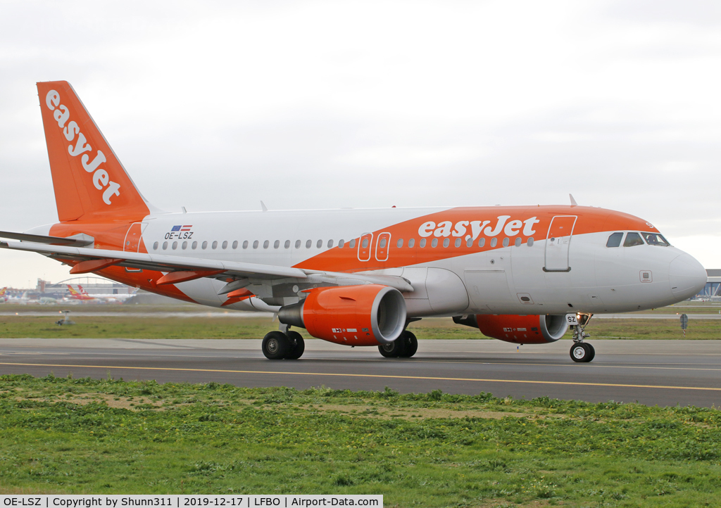 OE-LSZ, 2011 Airbus A319-111 C/N 4785, Lining up rwy 14L for departure...