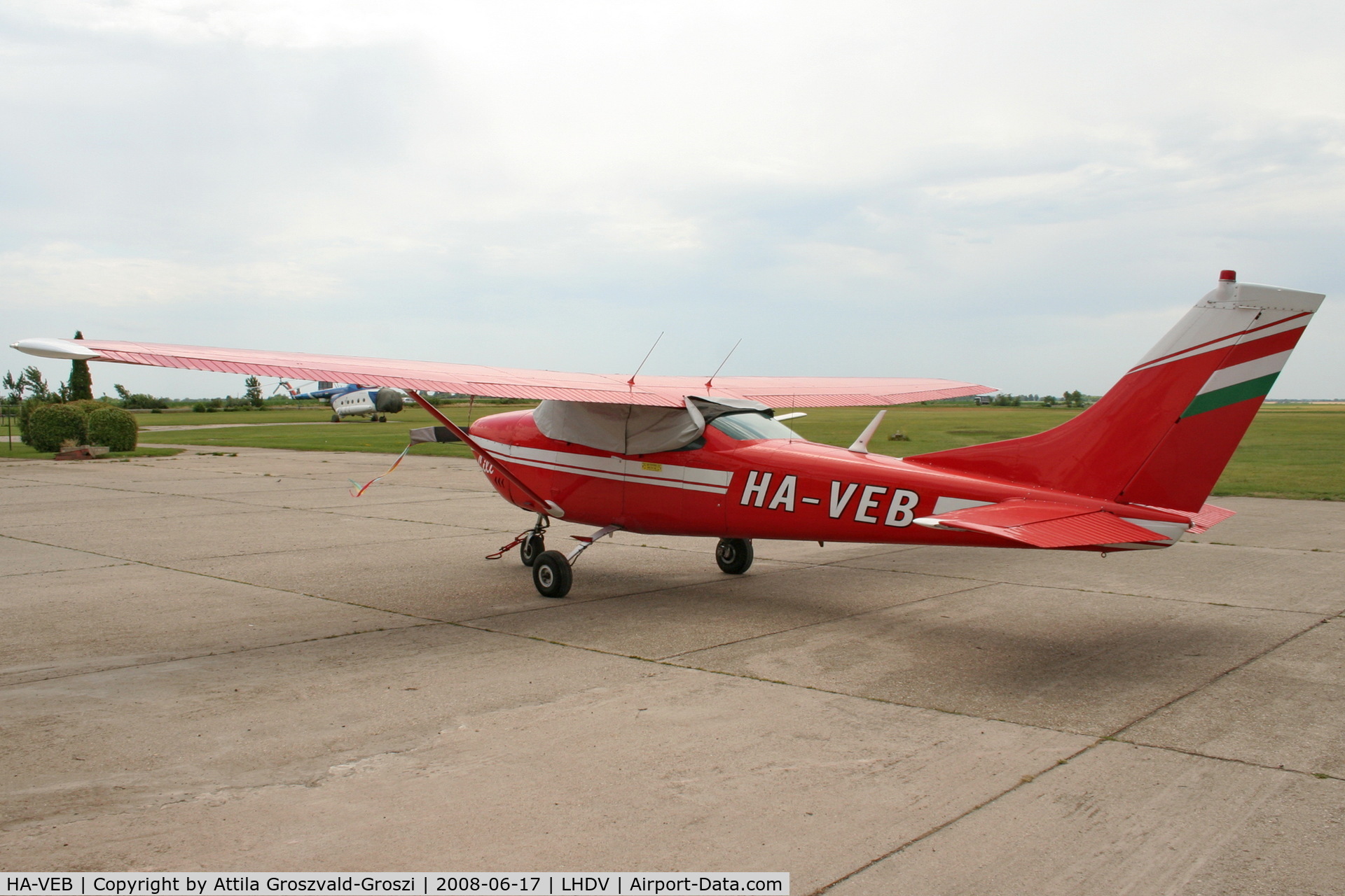 HA-VEB, Cessna 182G Skylane C/N 18255832, LHDV - Dunaujváros, Baracs-Kisapostag Airport, Hungary