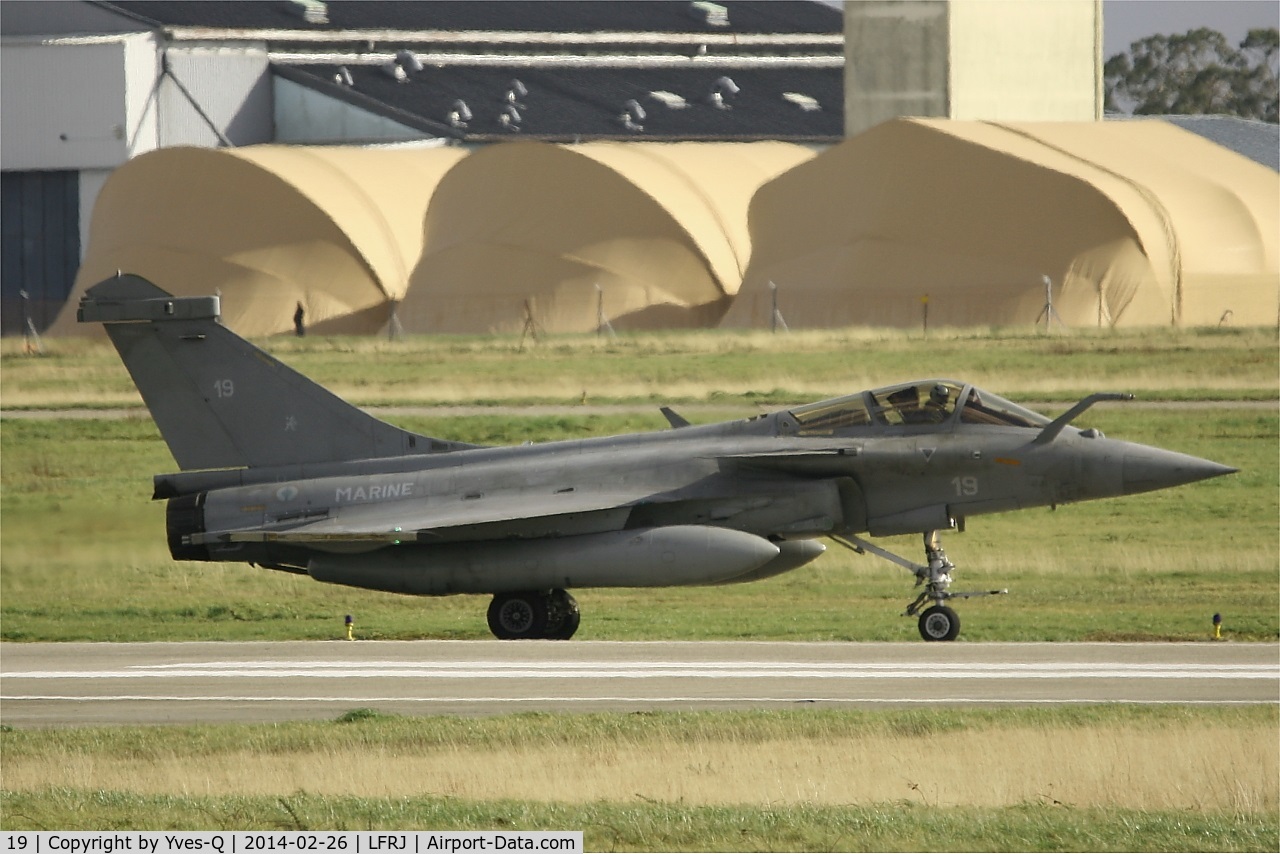19, Dassault Rafale M C/N 19, Dassault Rafale M, Taxiing rwy 26, Landivisiau naval air base (LFRJ)