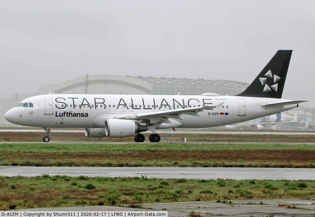 D-AIZM, 2012 Airbus A320-214 C/N 5203, Taxiing holding point rwy 32R for departure... Now in Star Alliance c/s