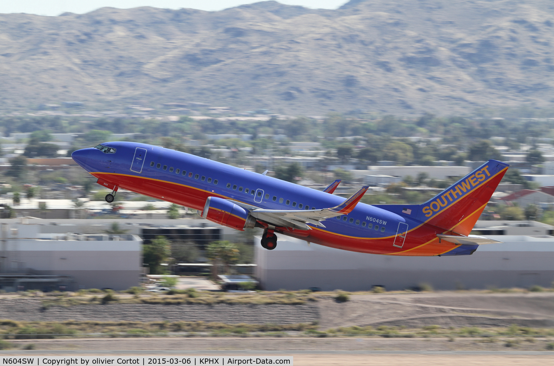 N604SW, 1995 Boeing 737-3H4 C/N 27955, taking off from Phoenix