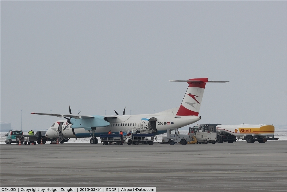 OE-LGD, 2000 De Havilland Canada DHC-8-402Q Dash 8 C/N 4027, VIE shuttle is getting prepared for flight home.....