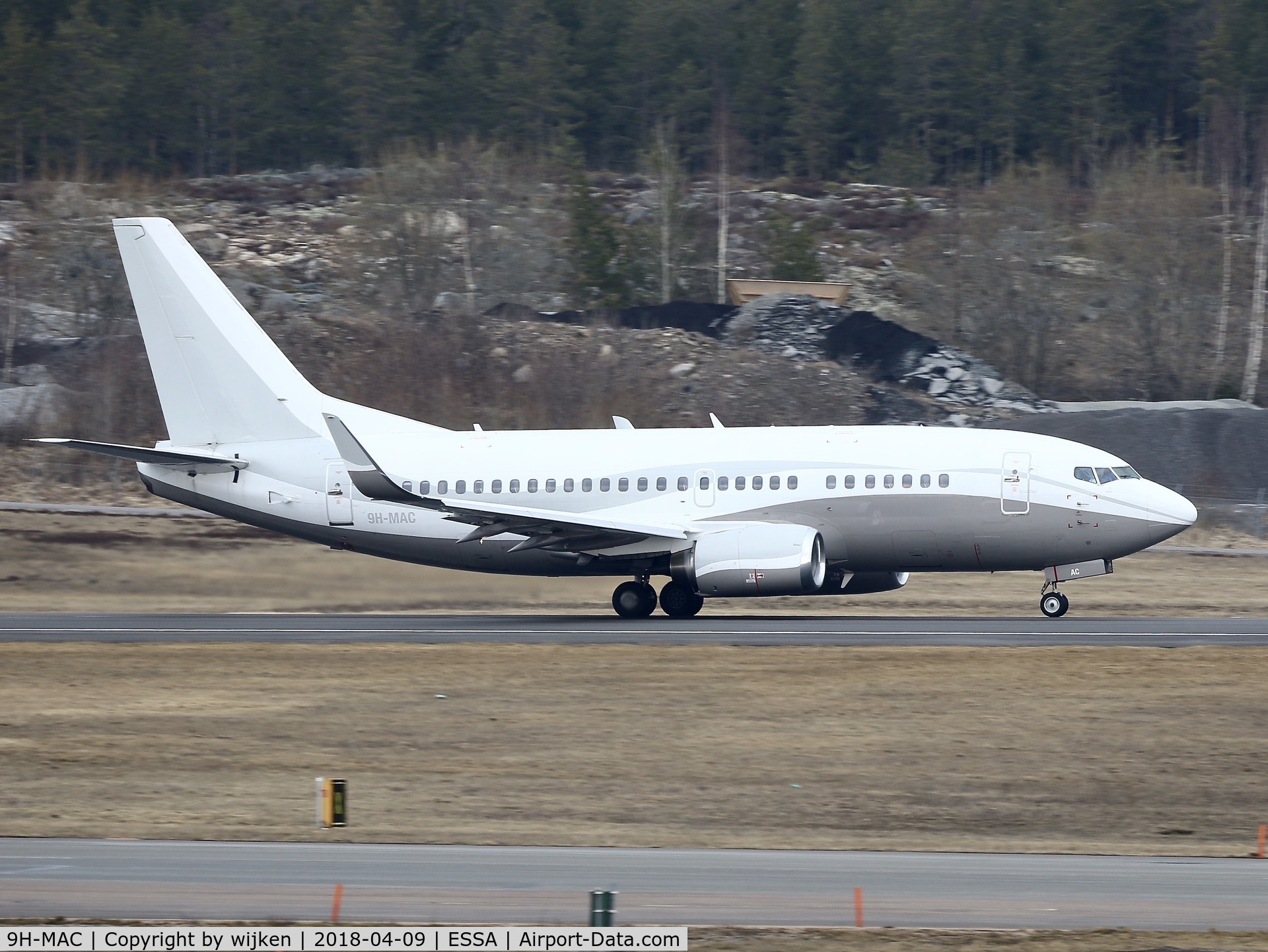 9H-MAC, 1990 Boeing 737-548 C/N 24968, RWY 08