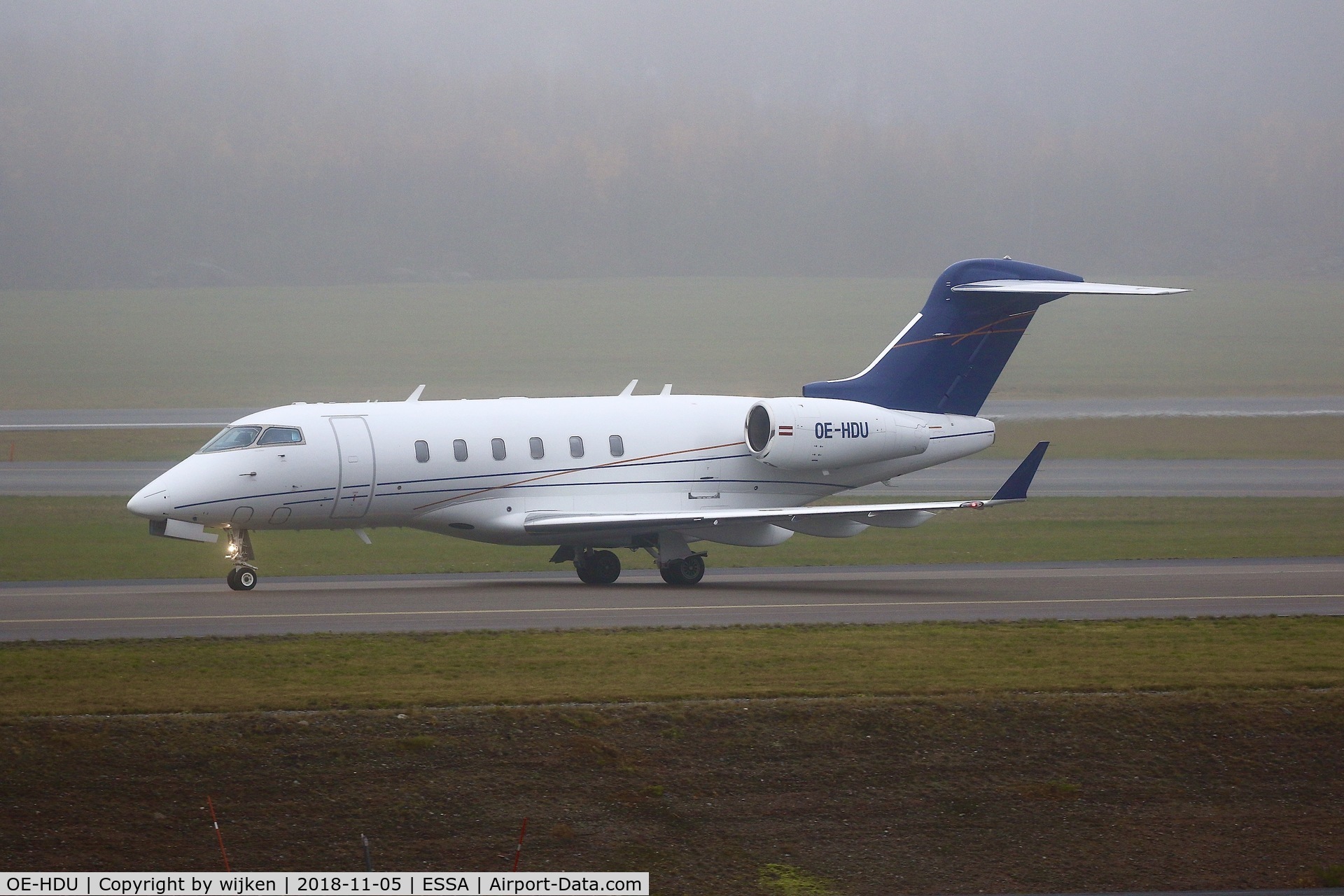 OE-HDU, 2006 Bombardier Challenger 300 (BD-100-1A10) C/N 20094, Taxiway W