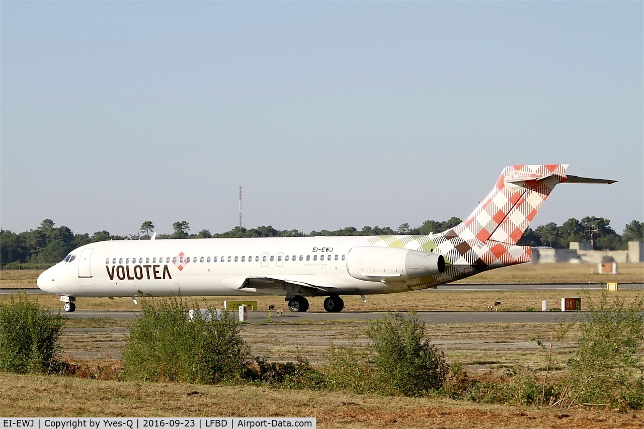 EI-EWJ, 2003 Boeing 717-2BL C/N 55171/5121, Boeing 717-2BL, Holding point rwy 05, Bordeaux Mérignac airport (LFBD-BOD)