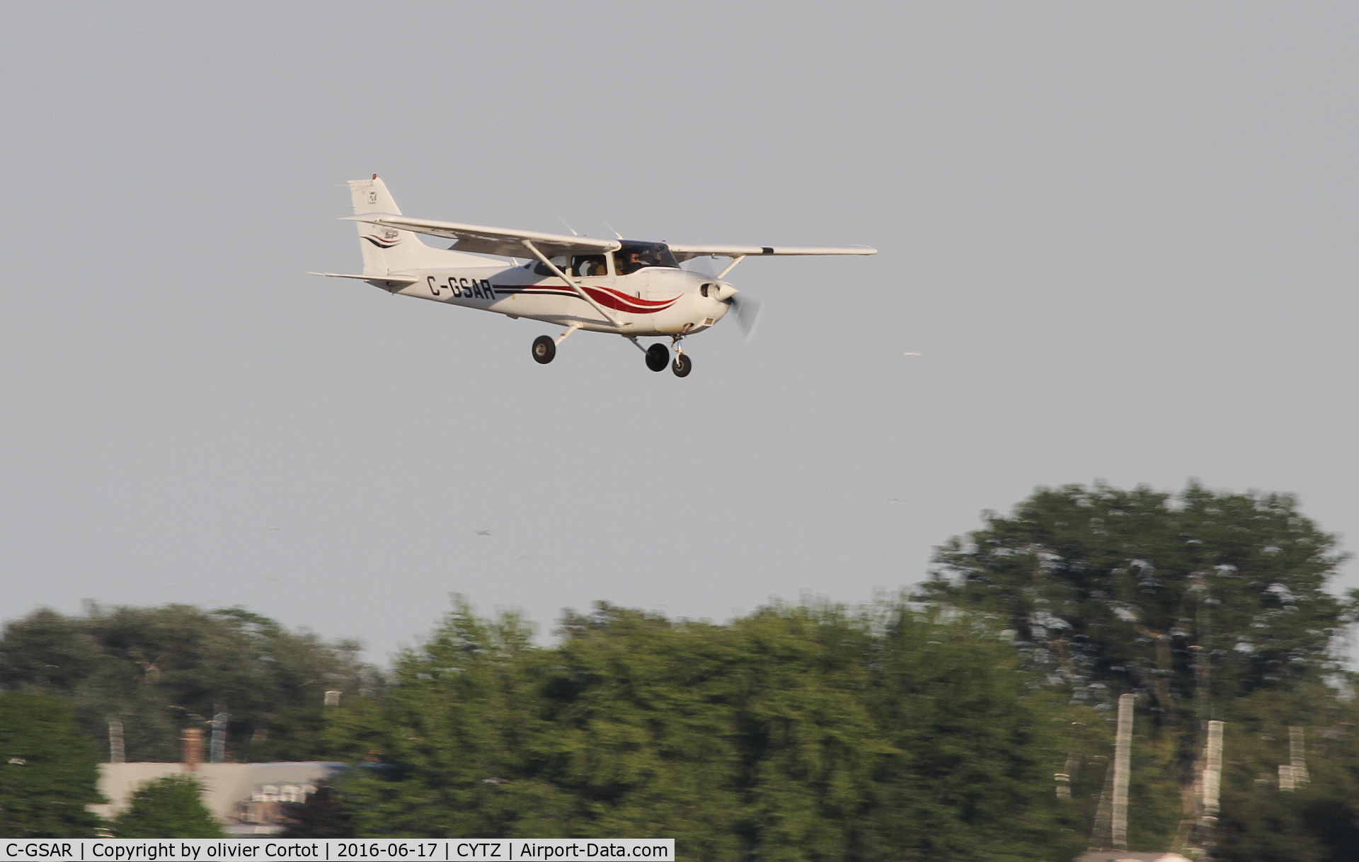 C-GSAR, 1999 Cessna 172S Skyhawk SP C/N 172S8214, landing at toronto, 2016