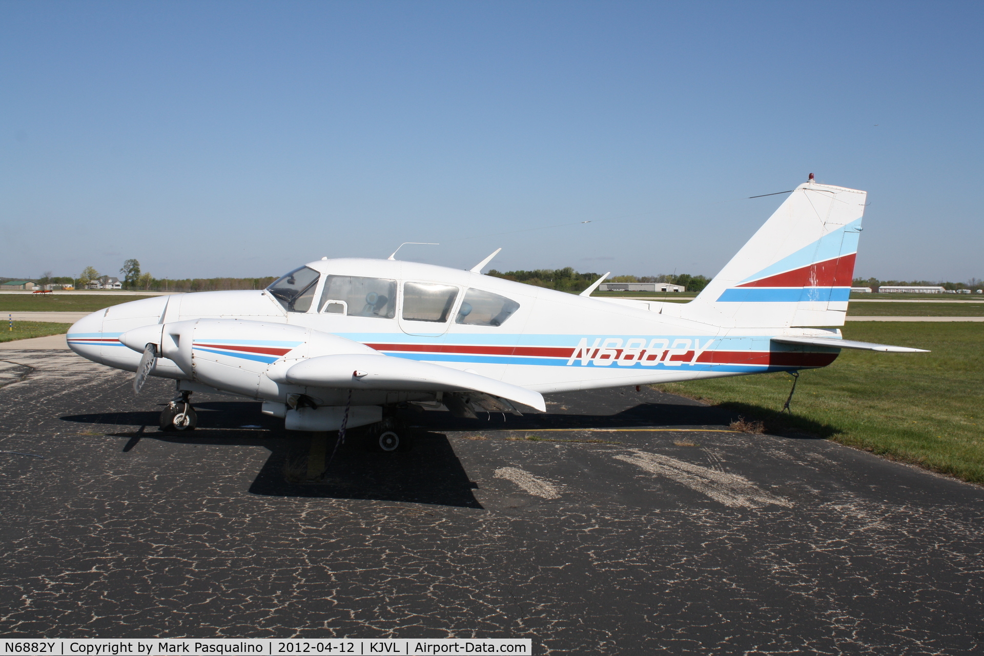 N6882Y, 1969 Piper PA-23-250 C/N 27-4231, Piper PA-23-250
