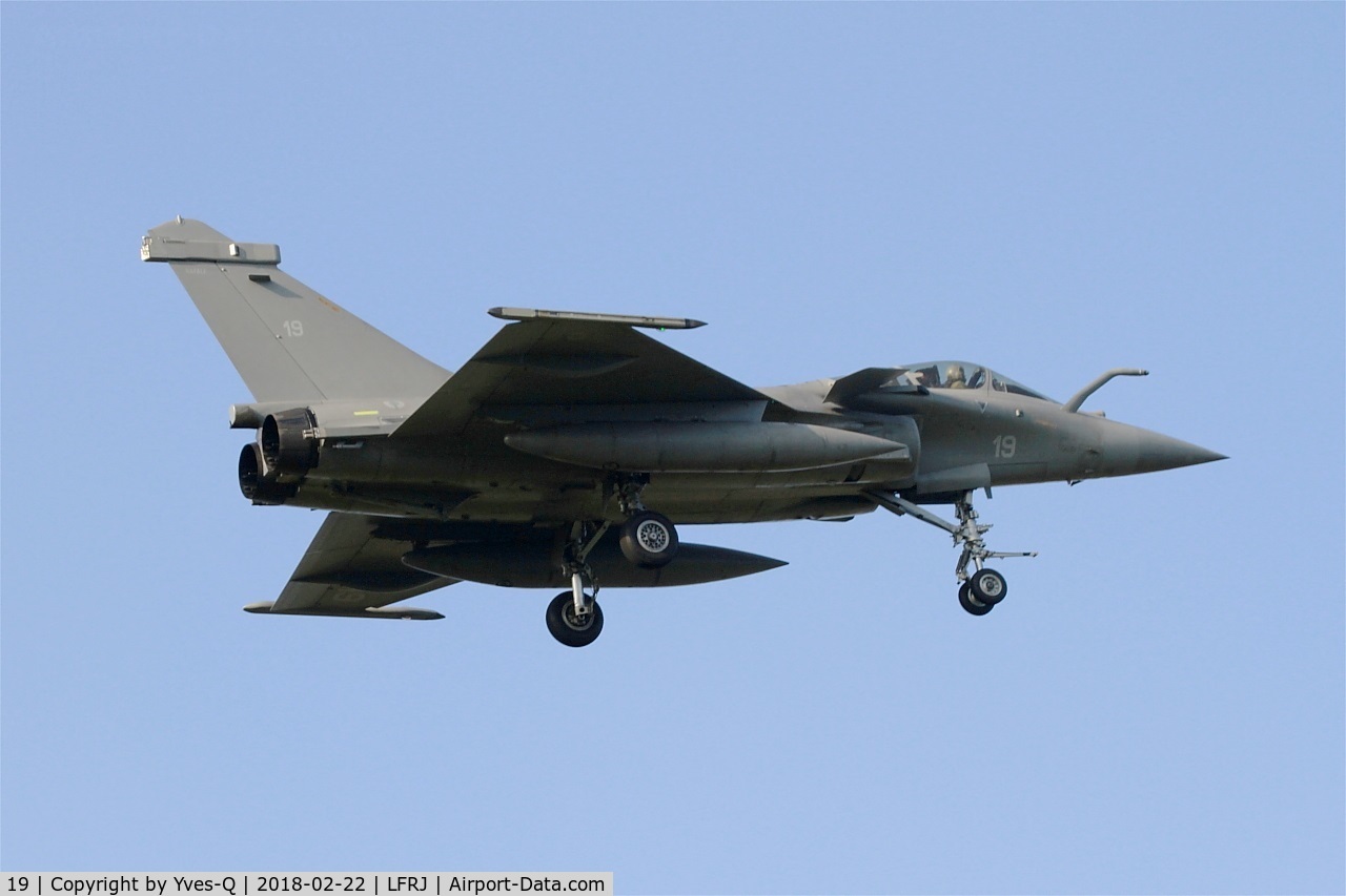 19, Dassault Rafale M C/N 19, Dassault Rafale M,  Short approach rwy 08, Landivisiau naval air base (LFRJ)