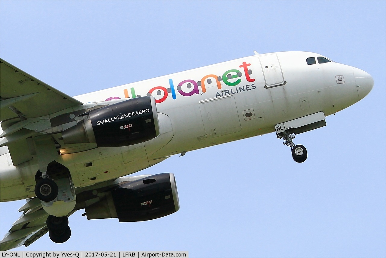 LY-ONL, 2010 Airbus A320-214 C/N 4489, Airbus A320-214, Take off rwy 25L, Brest-Bretagne airport (LFRB-BES)