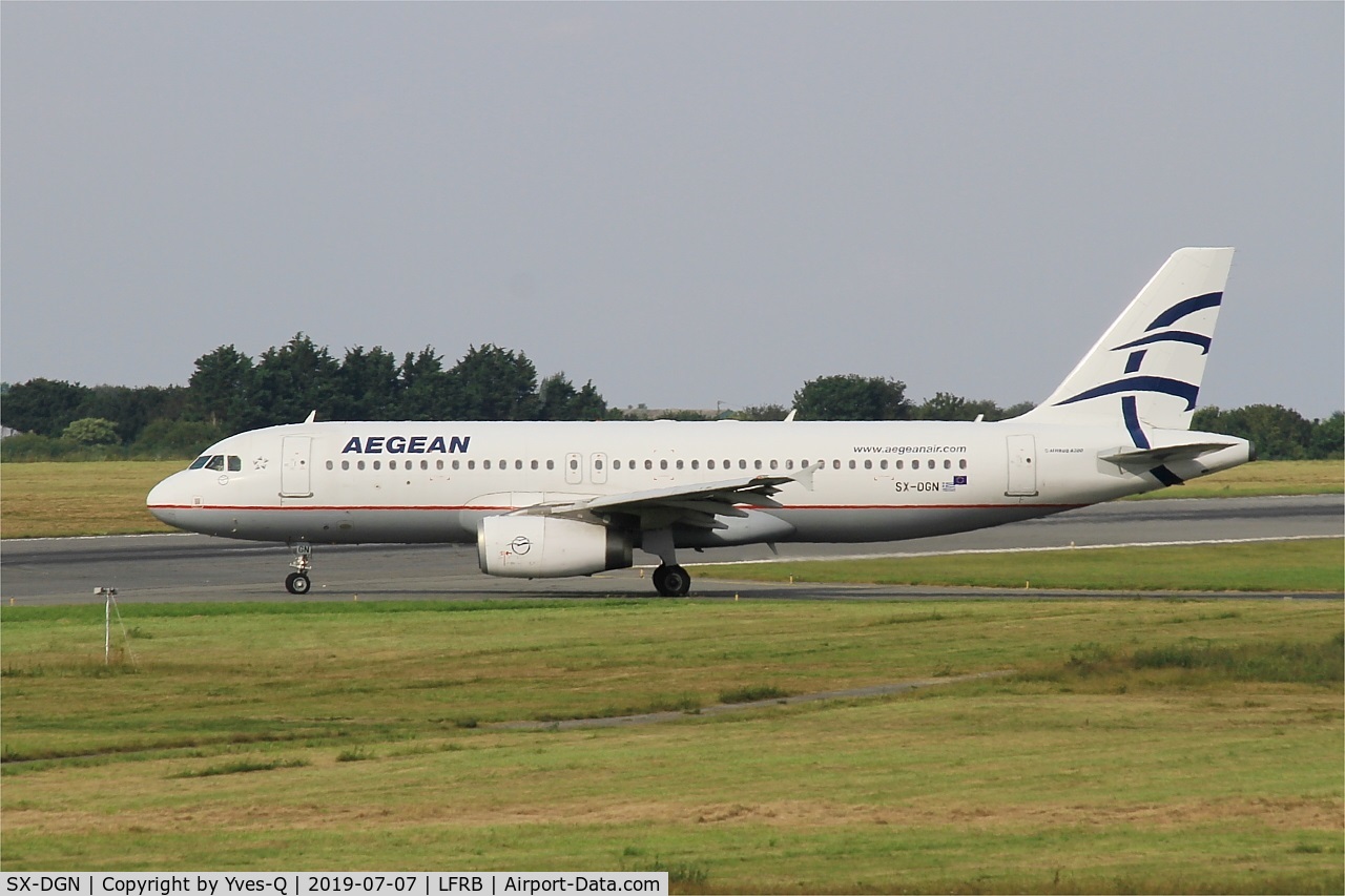 SX-DGN, 2006 Airbus A320-232 C/N 2828, Airbus A320-232, Taxiing to holding point rwy 07R, Brest-Bretagne airport (LFRB-BES)
