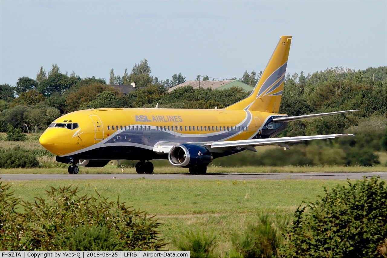 F-GZTA, 1998 Boeing 737-33V(QC) C/N 29333/3084, Boeing 737-33VQC, Ready to take off rwy 25L, Brest-Bretagne airport (LFRB-BES)