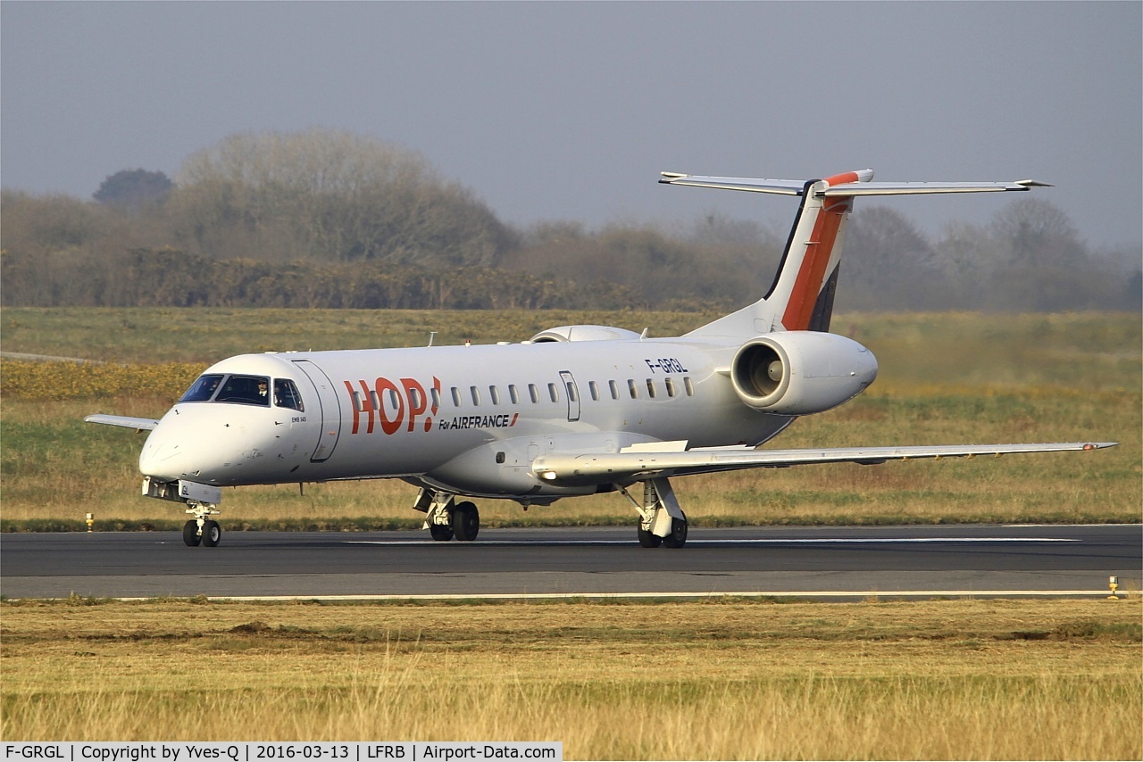 F-GRGL, 2001 Embraer EMB-145EU (ERJ-145EU) C/N 145375, Embraer EMB-145EU, Taxiing rwy 07R, Brest-Bretagne Airport (LFRB-BES)