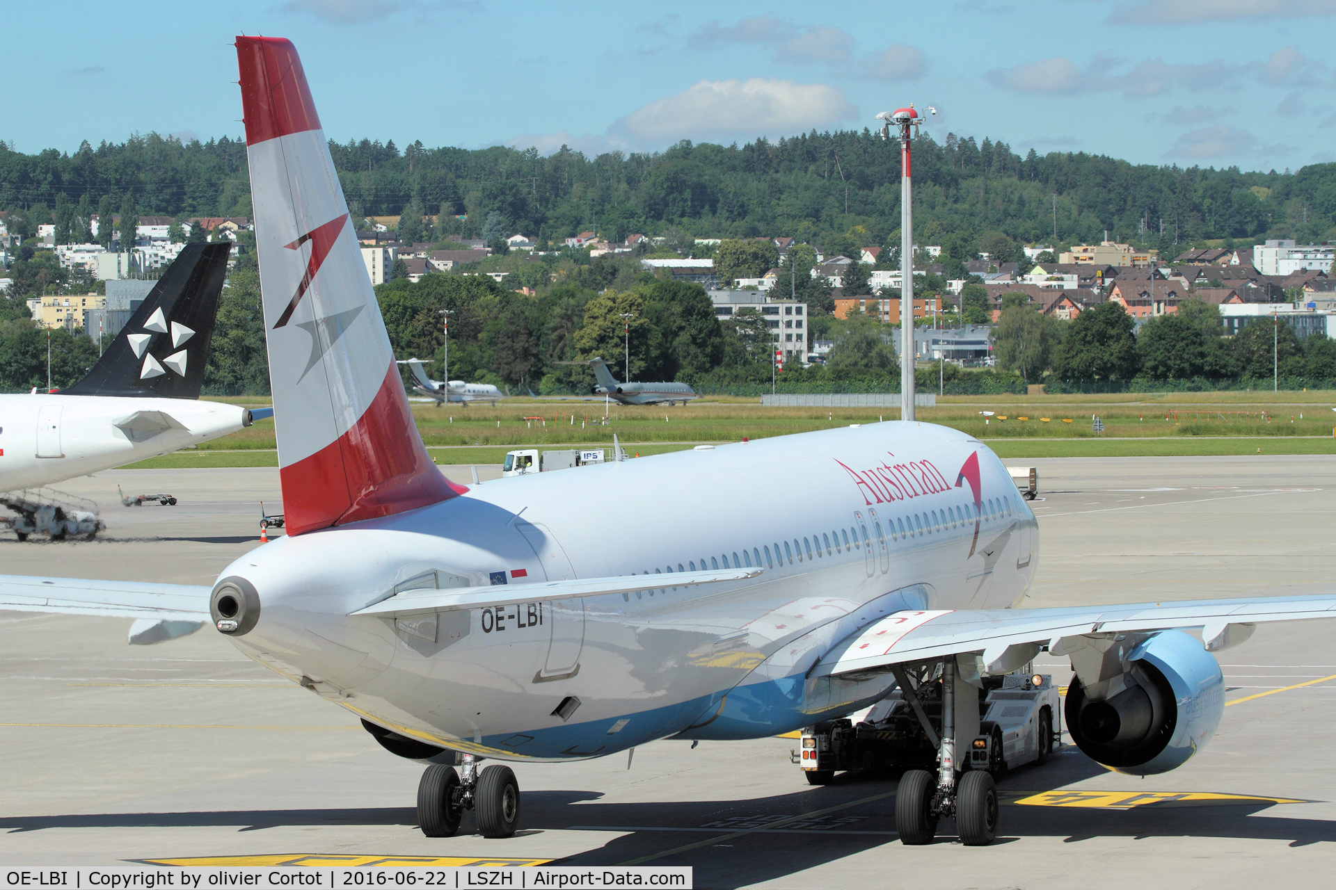 OE-LBI, 2003 Airbus A320-214 C/N 1937, leaving Zurich