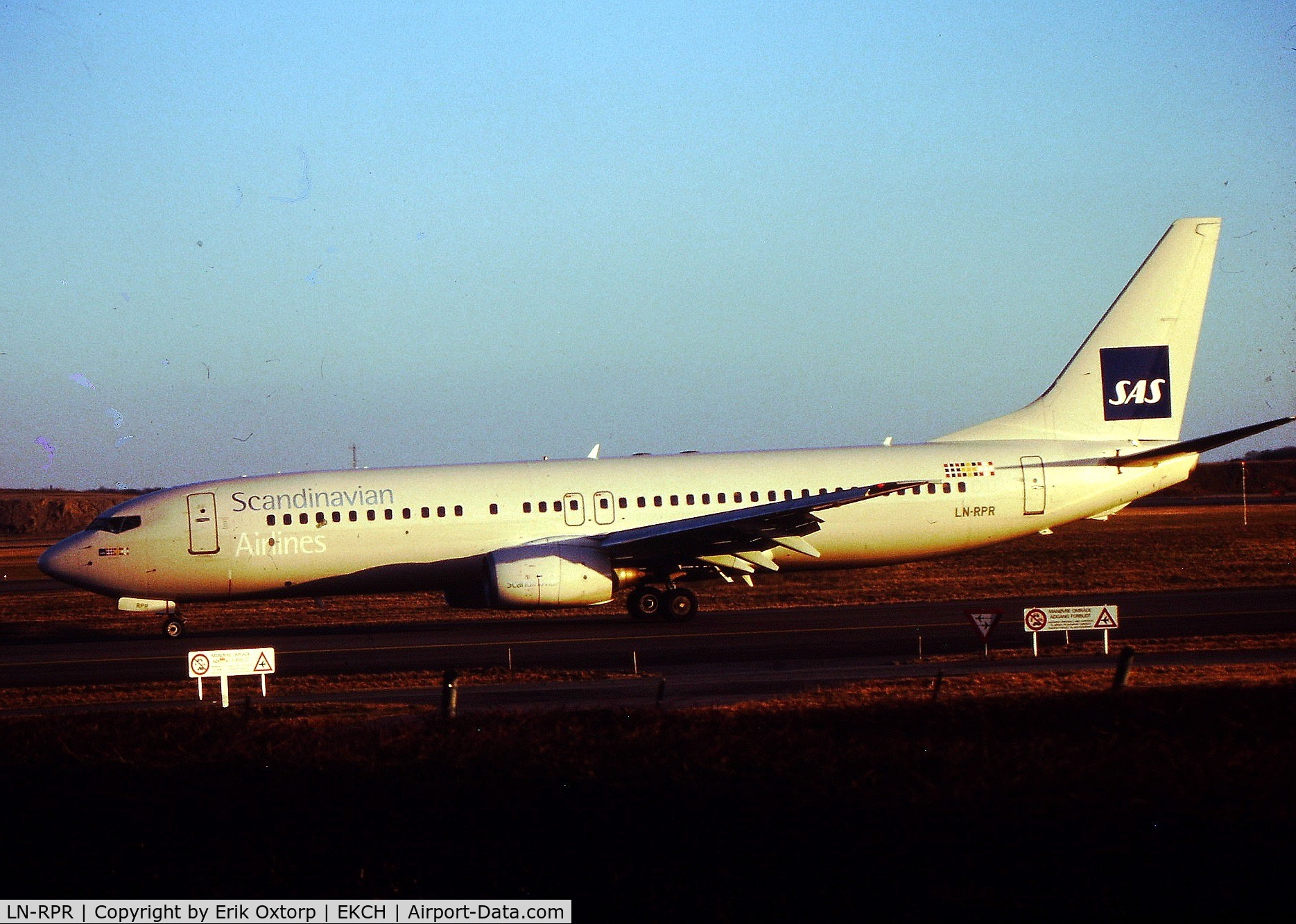 LN-RPR, 2000 Boeing 737-883 C/N 30468, LN-RPR landed rw 04L
Scanned slide