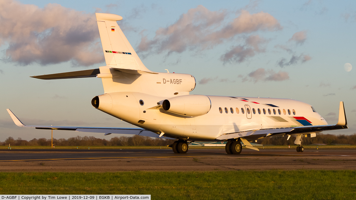 D-AGBF, 2016 Dassault Falcon 7X C/N 269, Taxiing onto runway 21
Moon Visible.