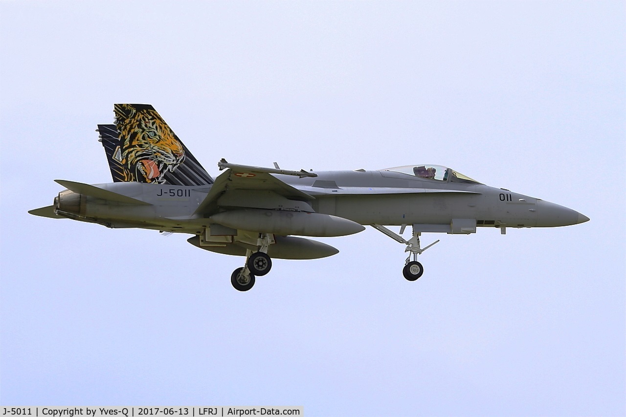 J-5011, McDonnell Douglas F/A-18C Hornet C/N 1351, McDonnell Douglas FA-18C Hornet, On final rwy 08, Landivisiau Naval Air Base (LFRJ) Tiger Meet 2017