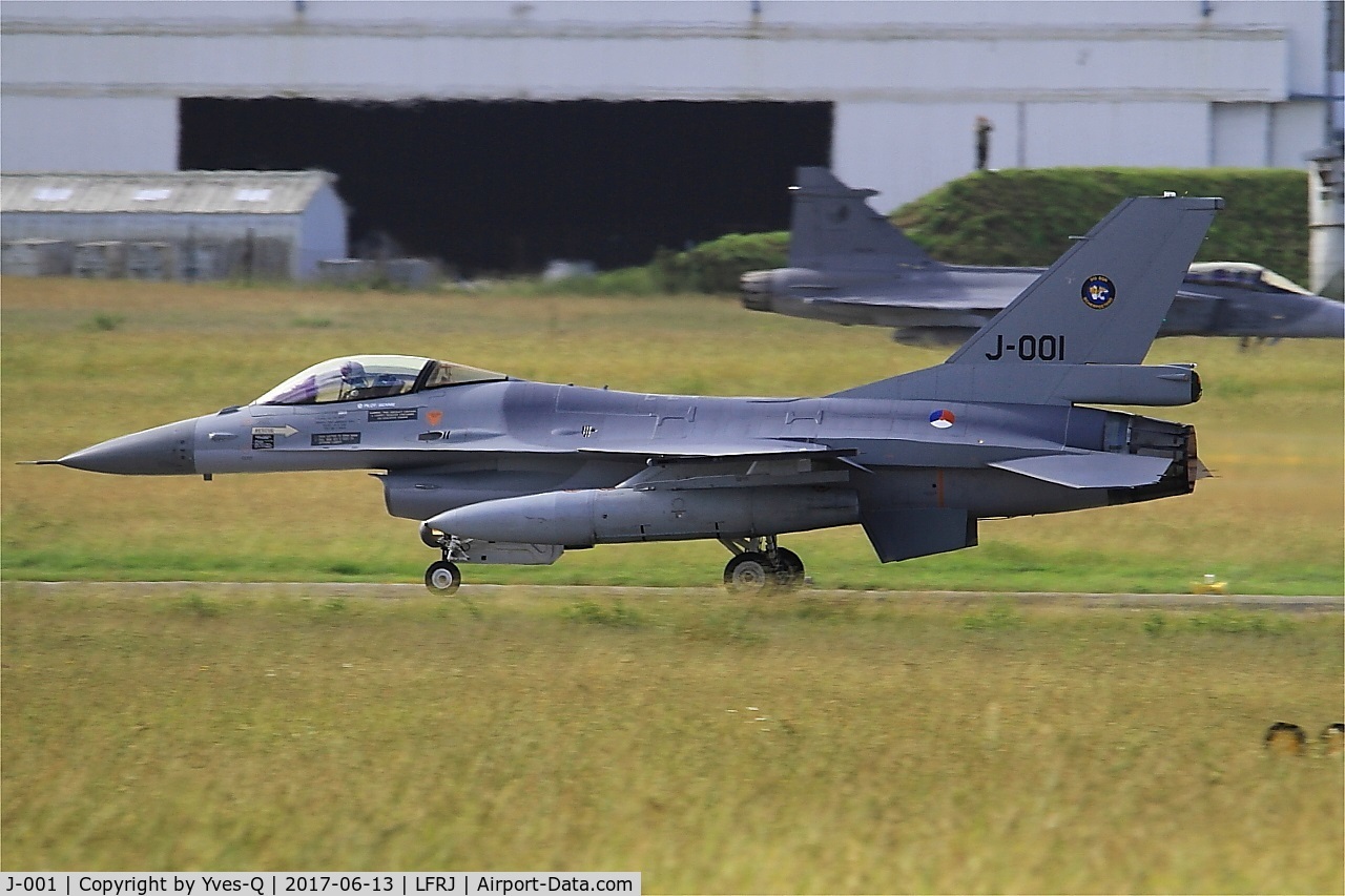 J-001, Fokker F-16AM Fighting Falcon C/N 6D-157, Fokker F-16AM Fighting Falcon, Take off run rwy 08, Landivisiau Naval Air Base (LFRJ) Tiger Meet 2017