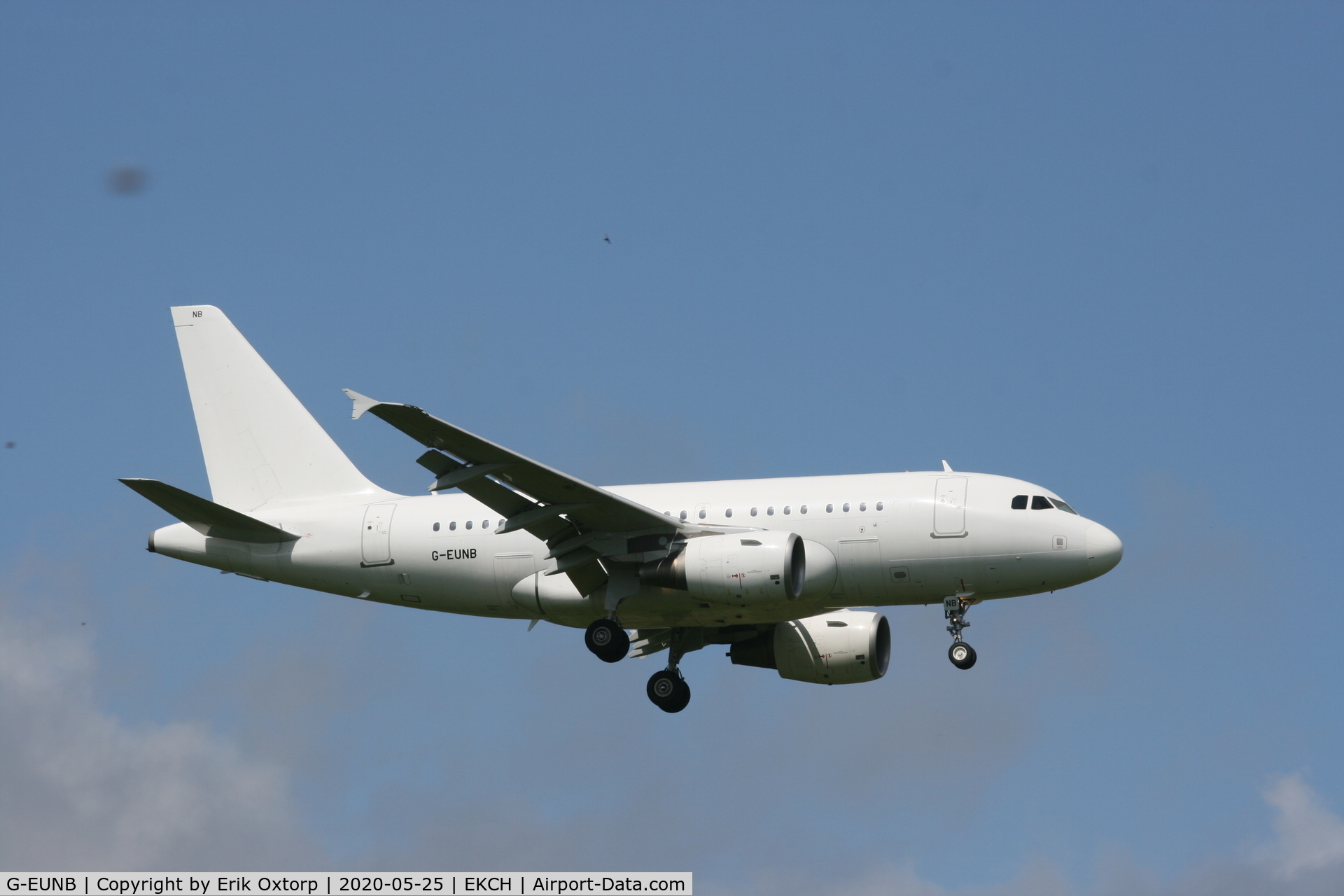 G-EUNB, 2009 Airbus A318-112 C/N 4039, G-EUNB landing rw 04L