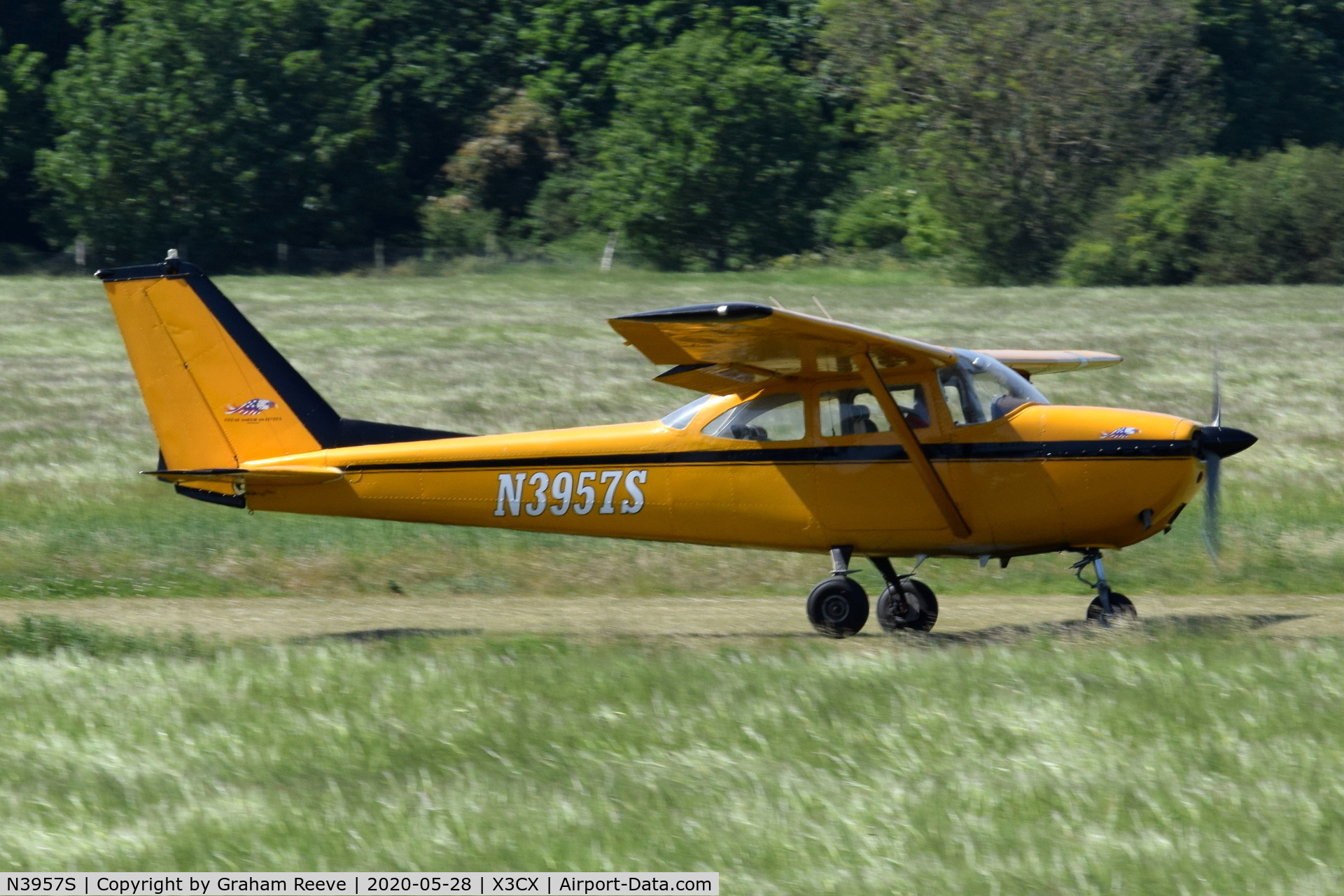 N3957S, 1964 Cessna 172E C/N 17251157, Landing at Northrepps.