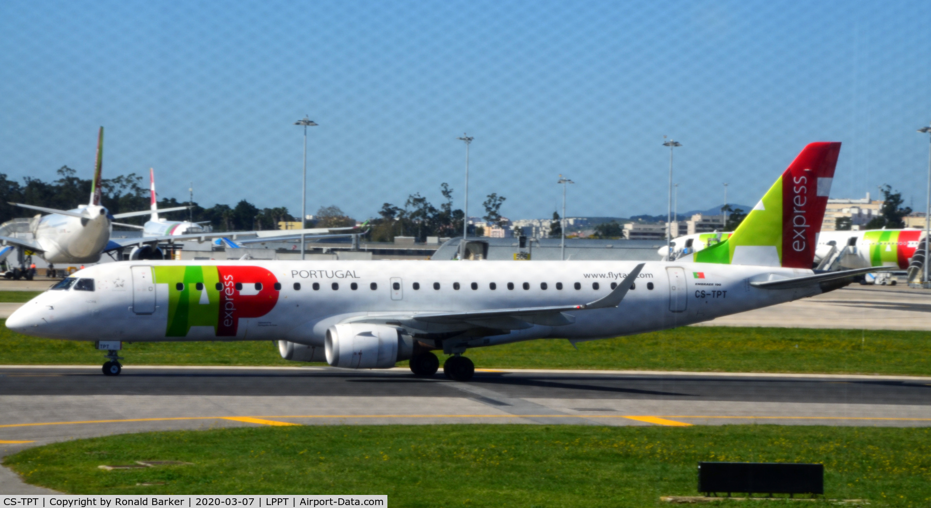 CS-TPT, 2011 Embraer 190LR (ERJ-190-100LR) C/N 19000495, Taxi for takeoff Lisboa