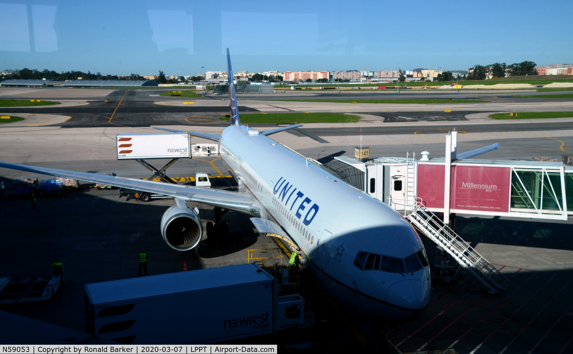 N59053, 2000 Boeing 767-424/ER C/N 29448, At the gate Lisboa