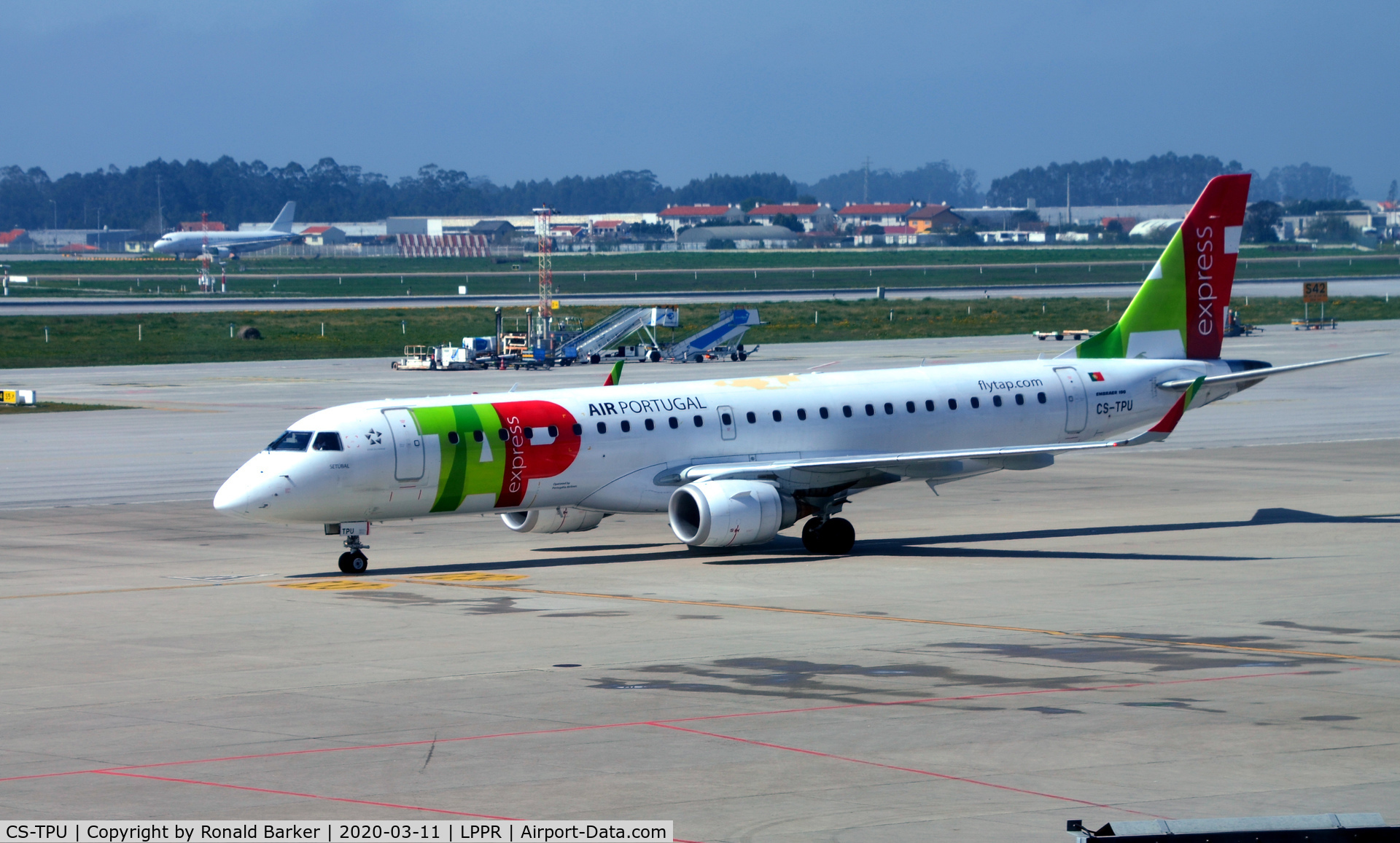 CS-TPU, 2011 Embraer 190LR (ERJ-190-100LR) C/N 19000506, Taxi to gate Oporto