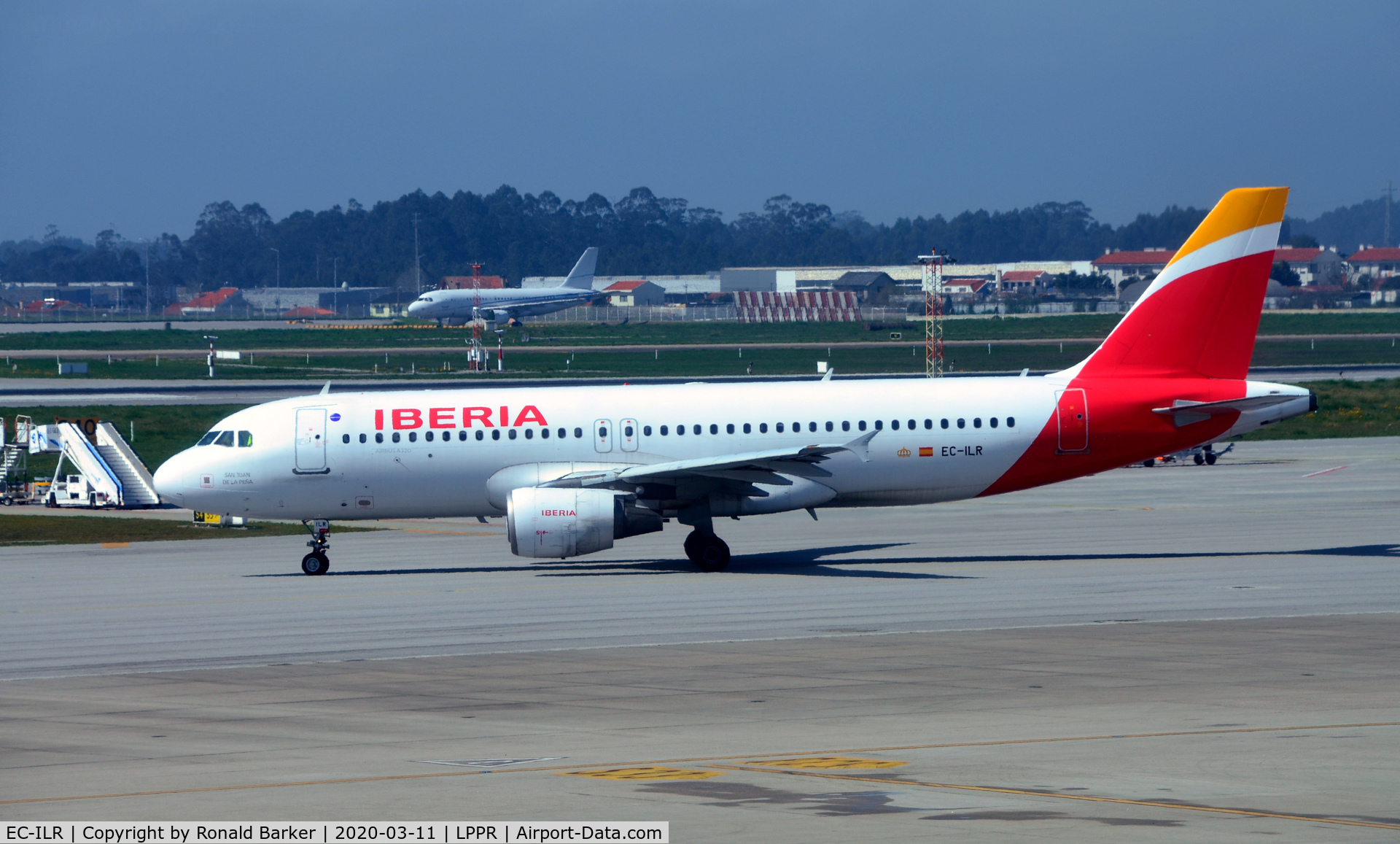 EC-ILR, 2002 Airbus A320-214 C/N 1793, Taxi for takeoff Oporto