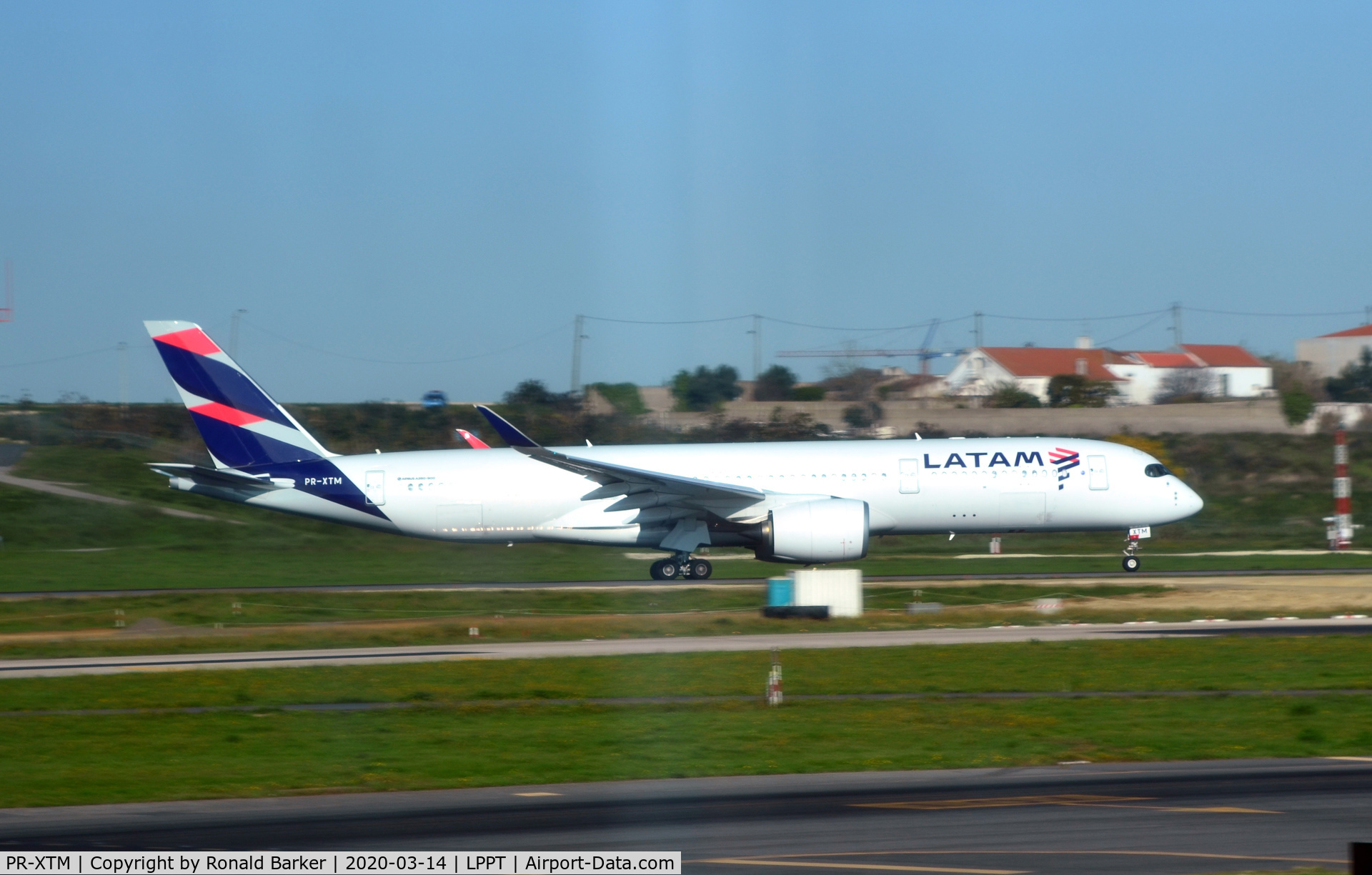 PR-XTM, 2019 Airbus A350-941 C/N 363, Takeoff Lisboa