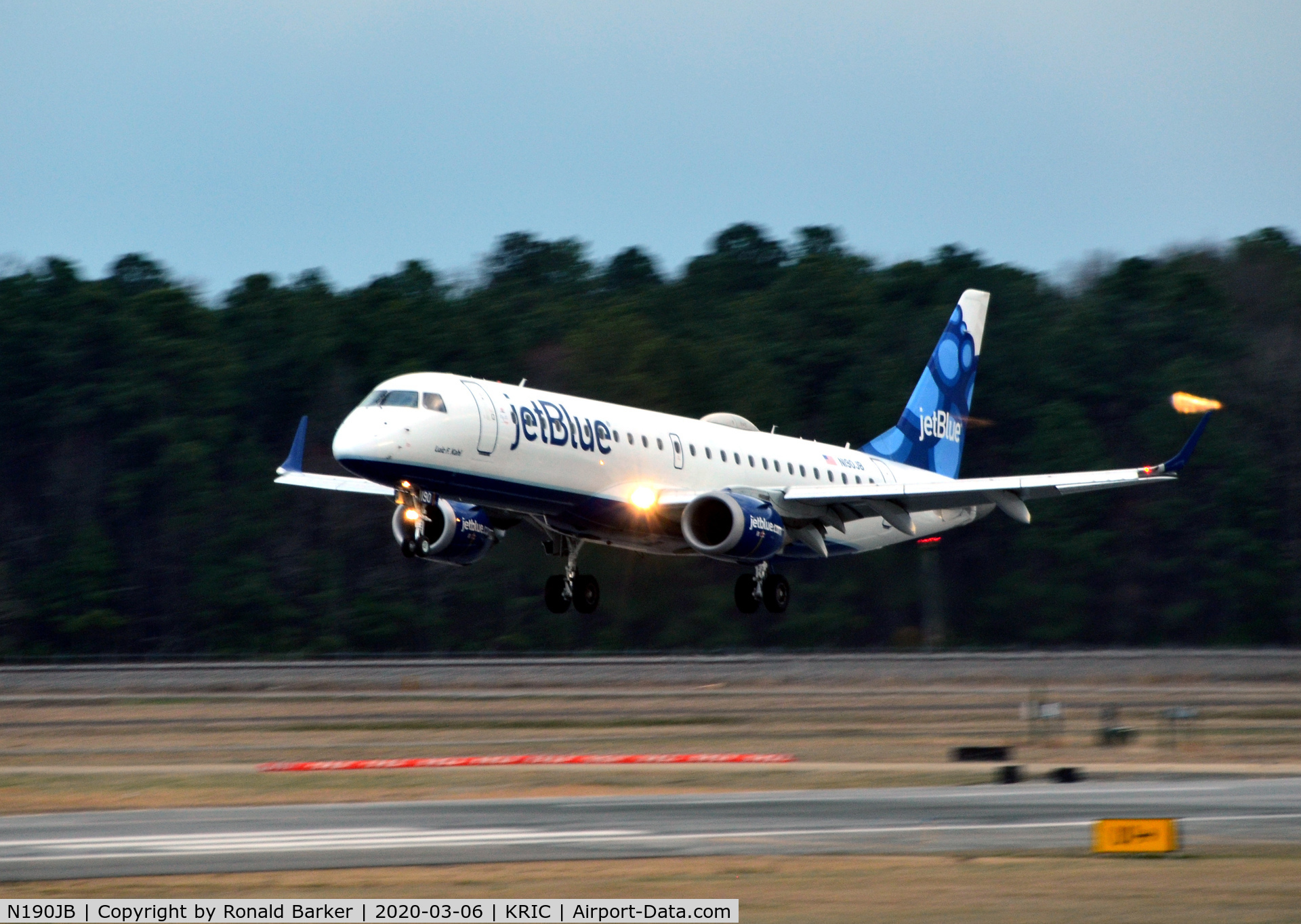 N190JB, 2005 Embraer 190AR (ERJ-190-100IGW) C/N 19000011, Landing RIC