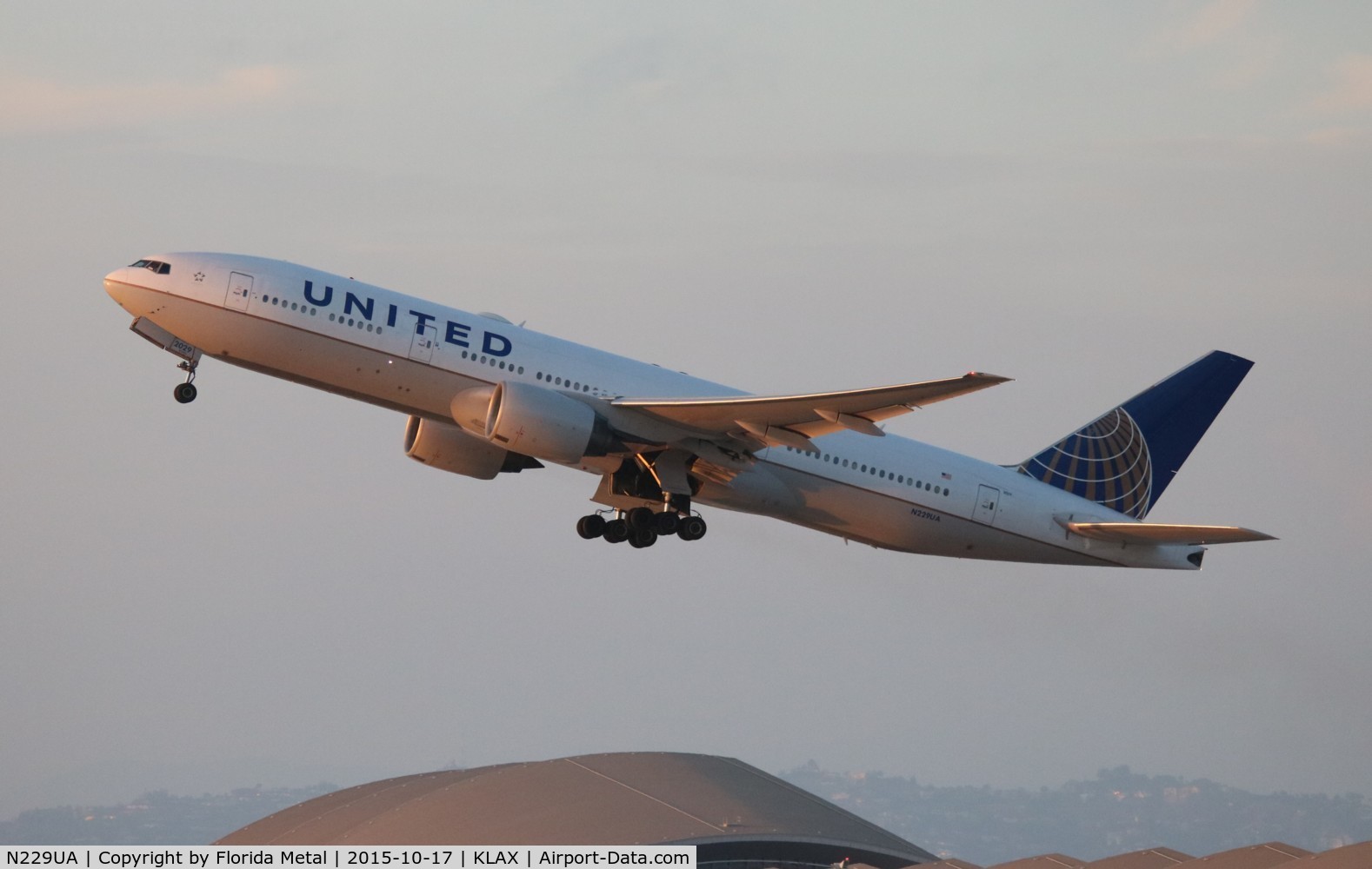 N229UA, 2002 Boeing 777-222 C/N 30557, LAX 2015