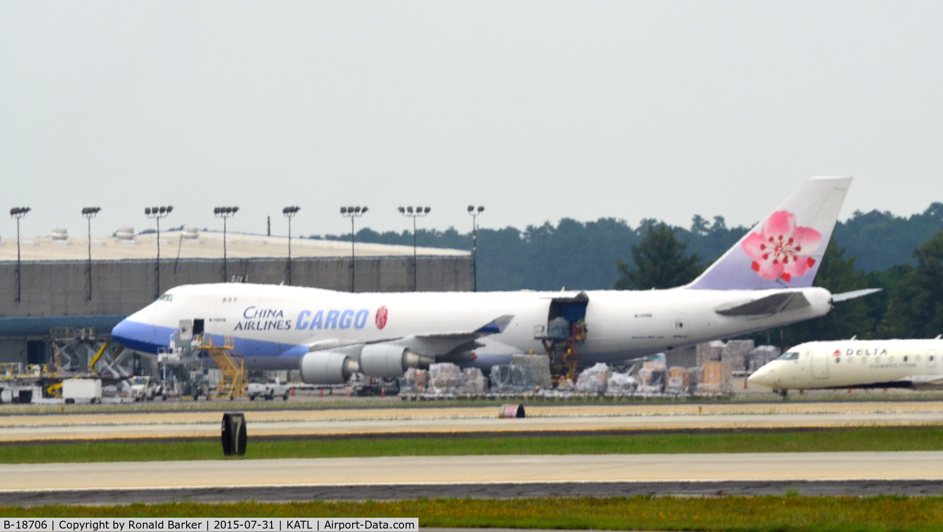 B-18706, 2001 Boeing 747-409F/SCD C/N 30763, Parking Atlanta