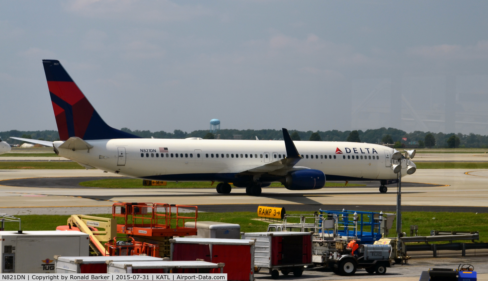 N821DN, 2014 Boeing 737-932/ER C/N 31932, Taxi to park Atlanta