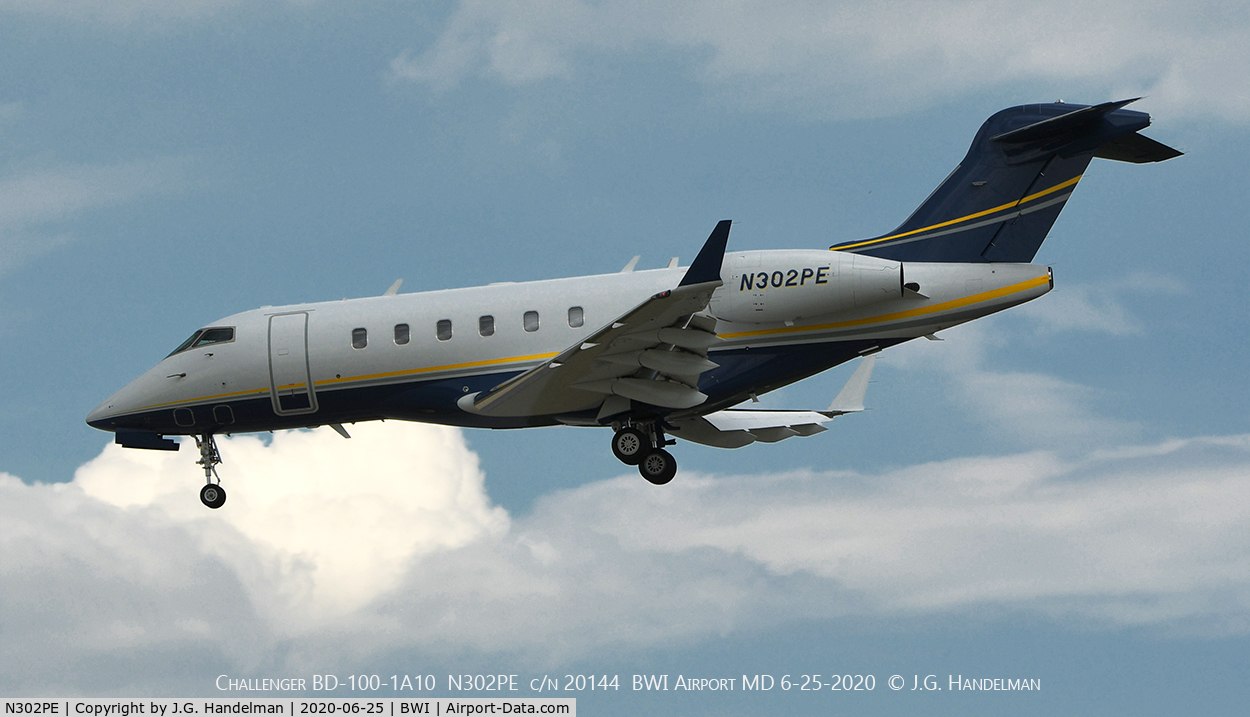 N302PE, 2007 Bombardier Challenger 300 (BD-100-1A10) C/N 20144, On final to 33L