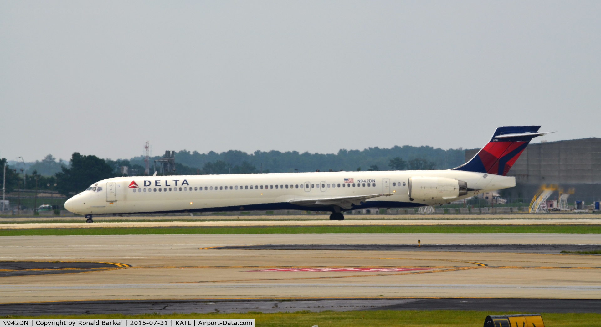 N942DN, 1997 McDonnell Douglas MD-90-30 C/N 53556, Landing Atlanta