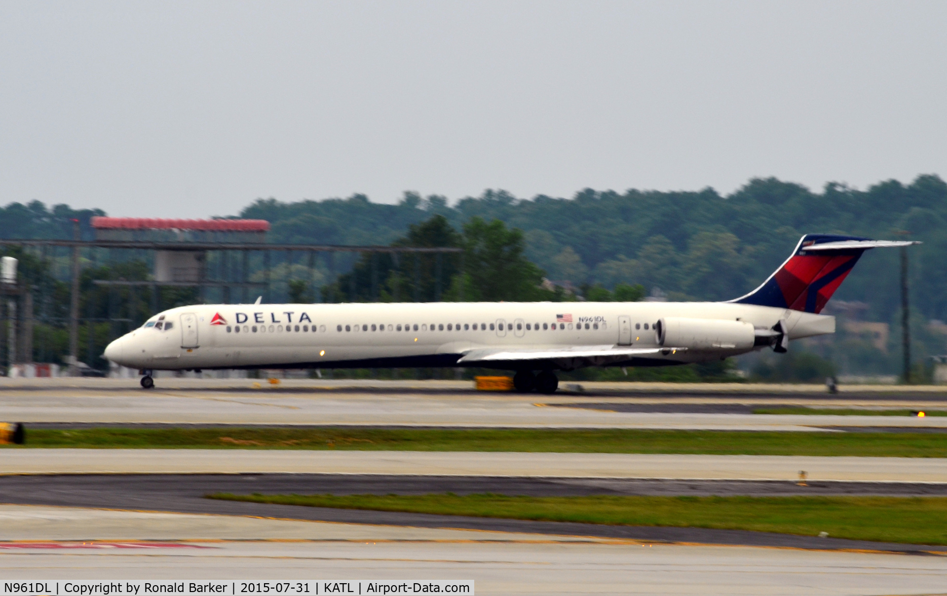 N961DL, 1990 McDonnell Douglas MD-88 C/N 49980, Landing Atlanta