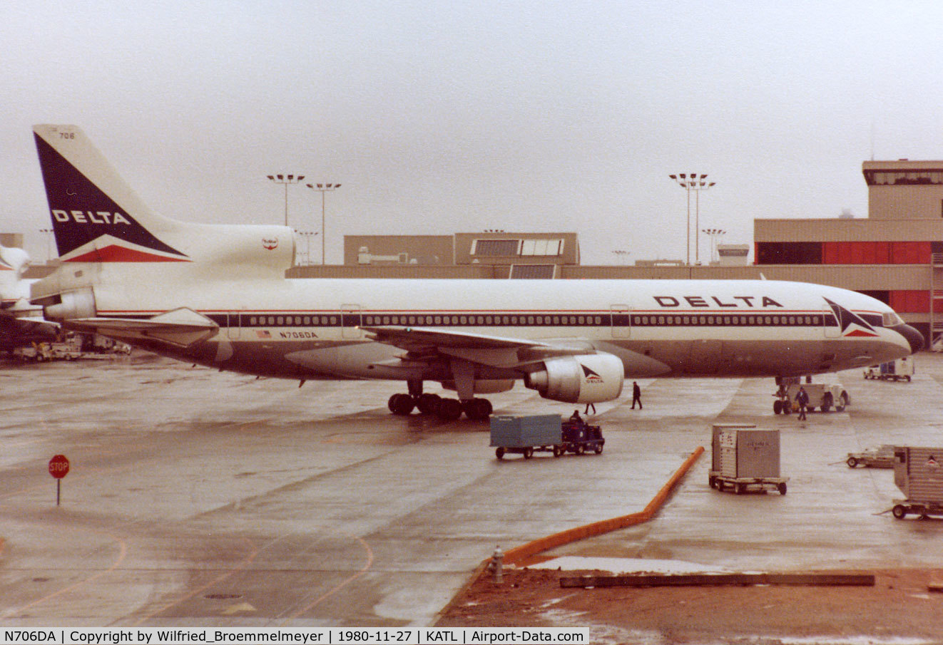 N706DA, 1974 Lockheed L-1011-385-1 TriStar 50 C/N 193C-1074, Rain in Atlanta at Thanks Giving Day in 1980.
